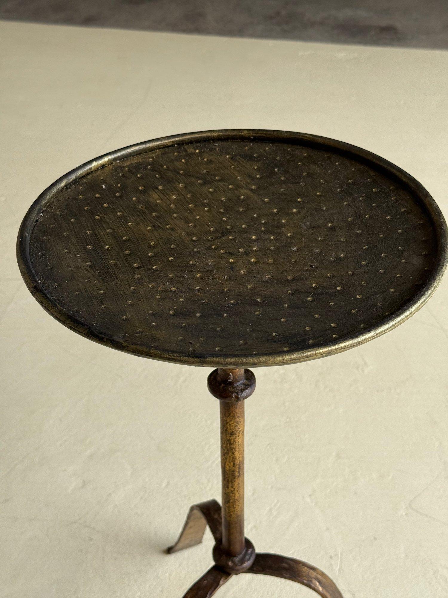 Table à boissons espagnole vintage du milieu du siècle dernier avec pieds martelés en vente 4