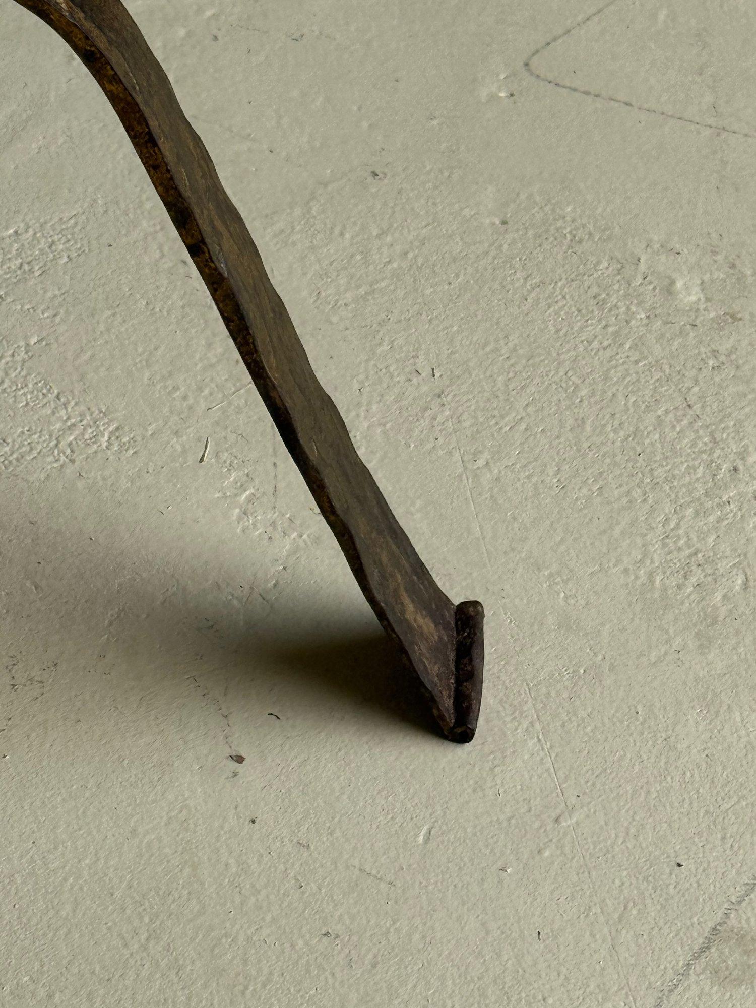 Table à boissons espagnole vintage du milieu du siècle dernier avec pieds martelés en vente 5