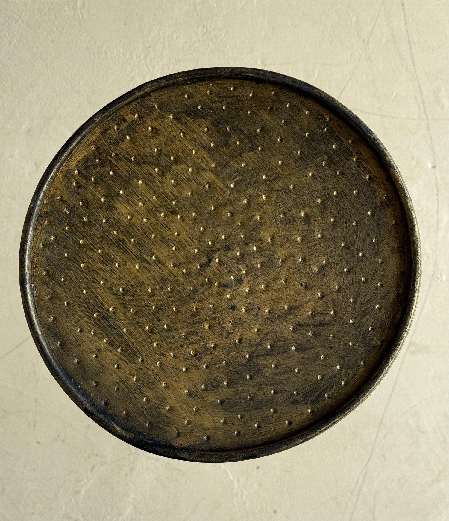 Table à boissons espagnole vintage du milieu du siècle dernier avec pieds martelés en vente 6