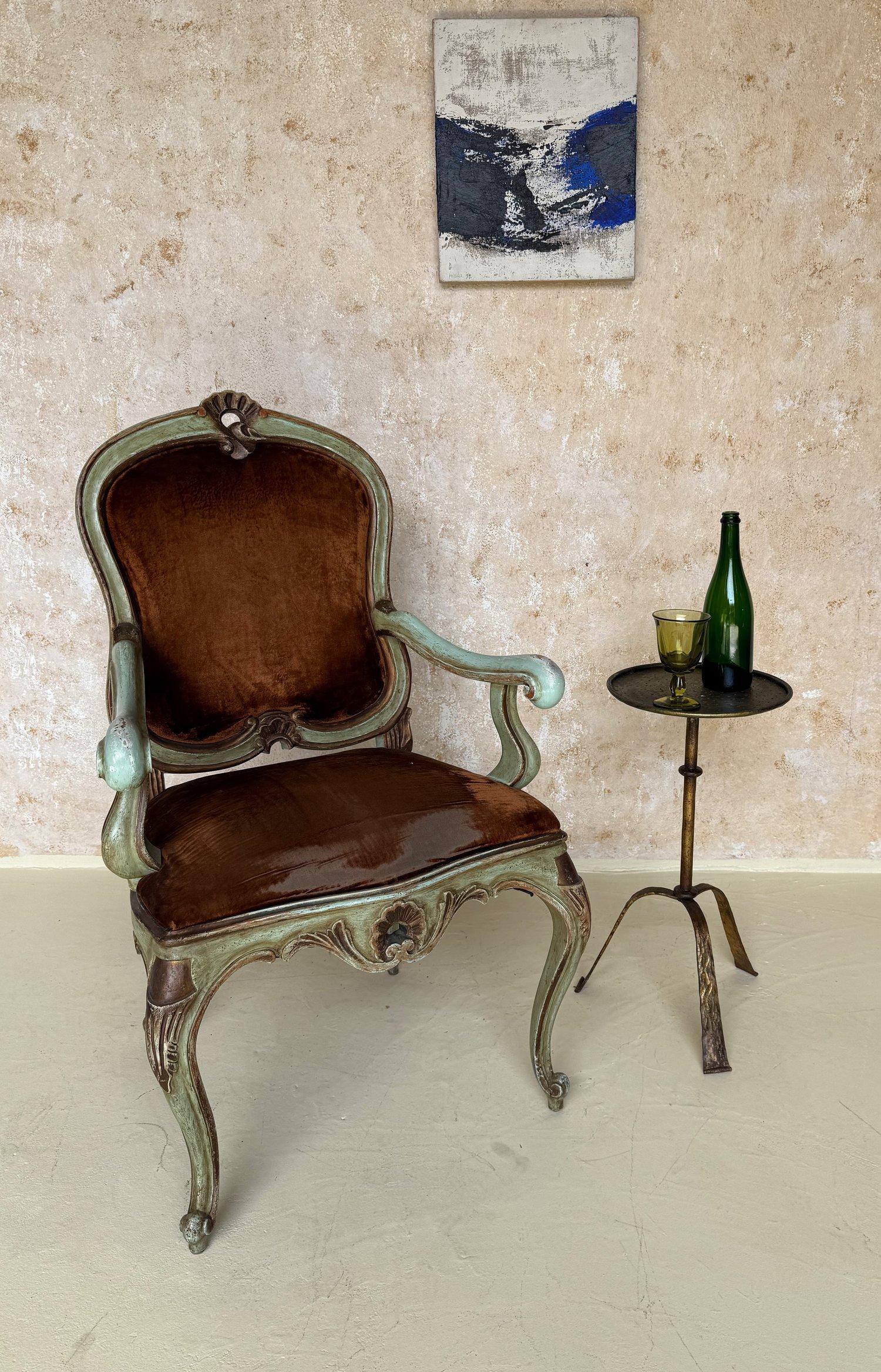 Mid-Century Modern Table à boissons espagnole vintage du milieu du siècle dernier avec pieds martelés en vente