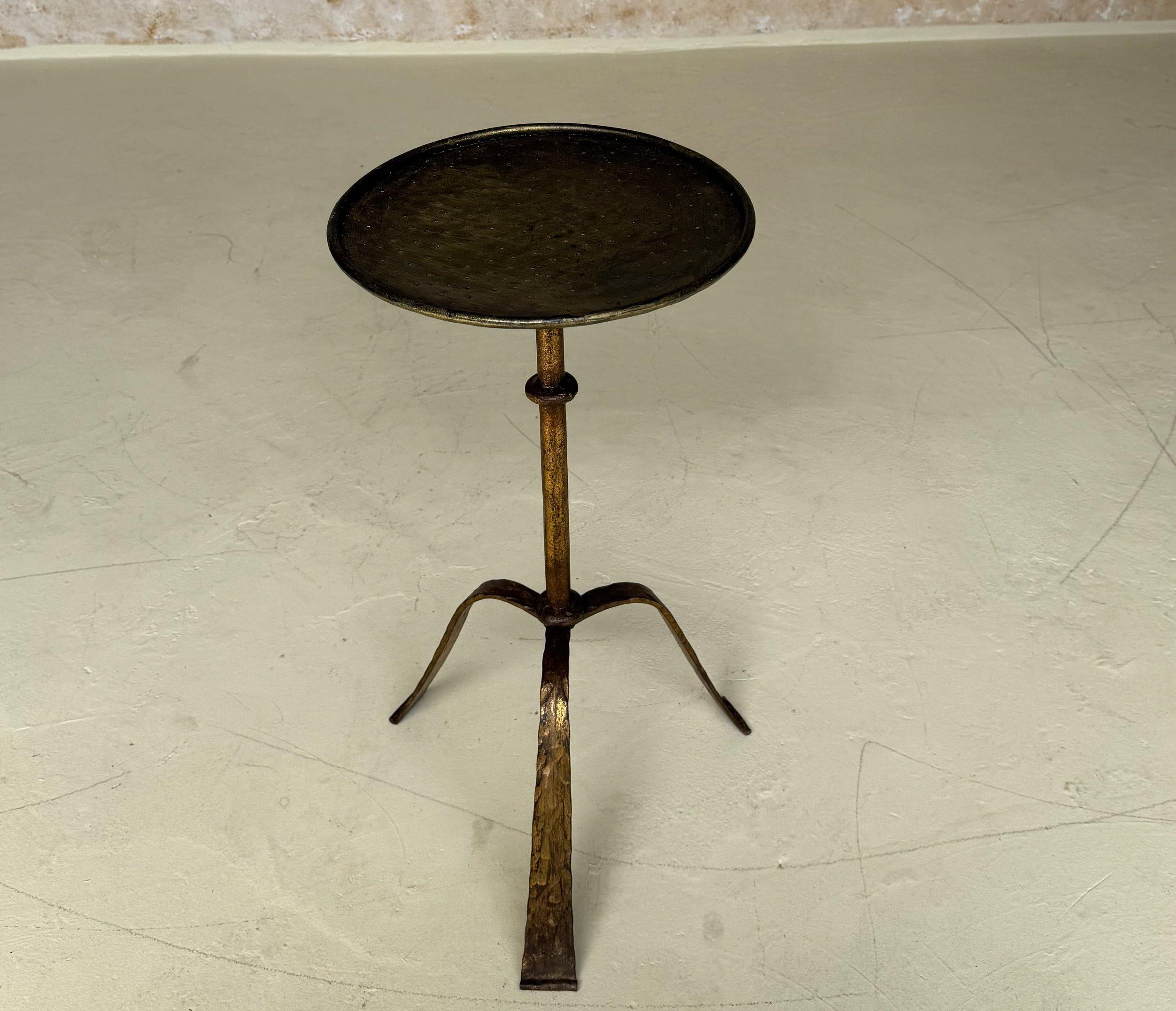 Espagnol Table à boissons espagnole vintage du milieu du siècle dernier avec pieds martelés en vente