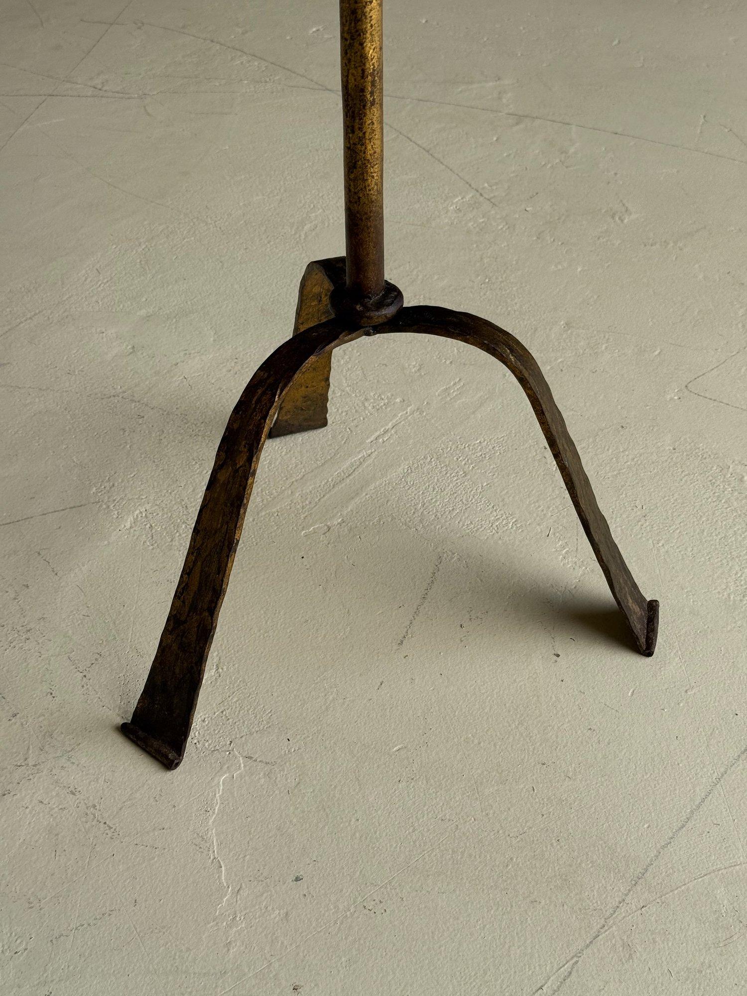 Table à boissons espagnole vintage du milieu du siècle dernier avec pieds martelés Bon état - En vente à Buchanan, NY