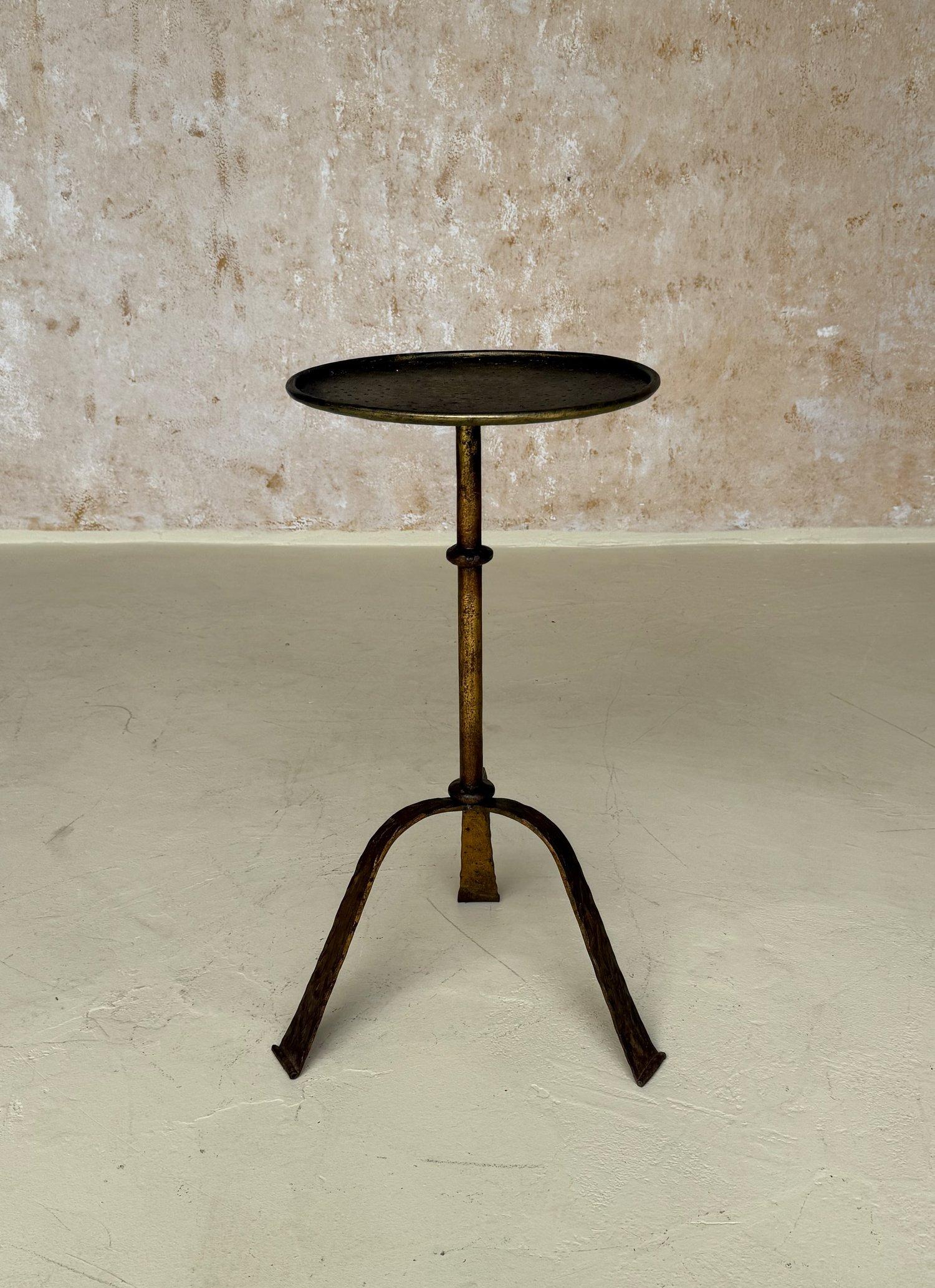 Milieu du XXe siècle Table à boissons espagnole vintage du milieu du siècle dernier avec pieds martelés en vente