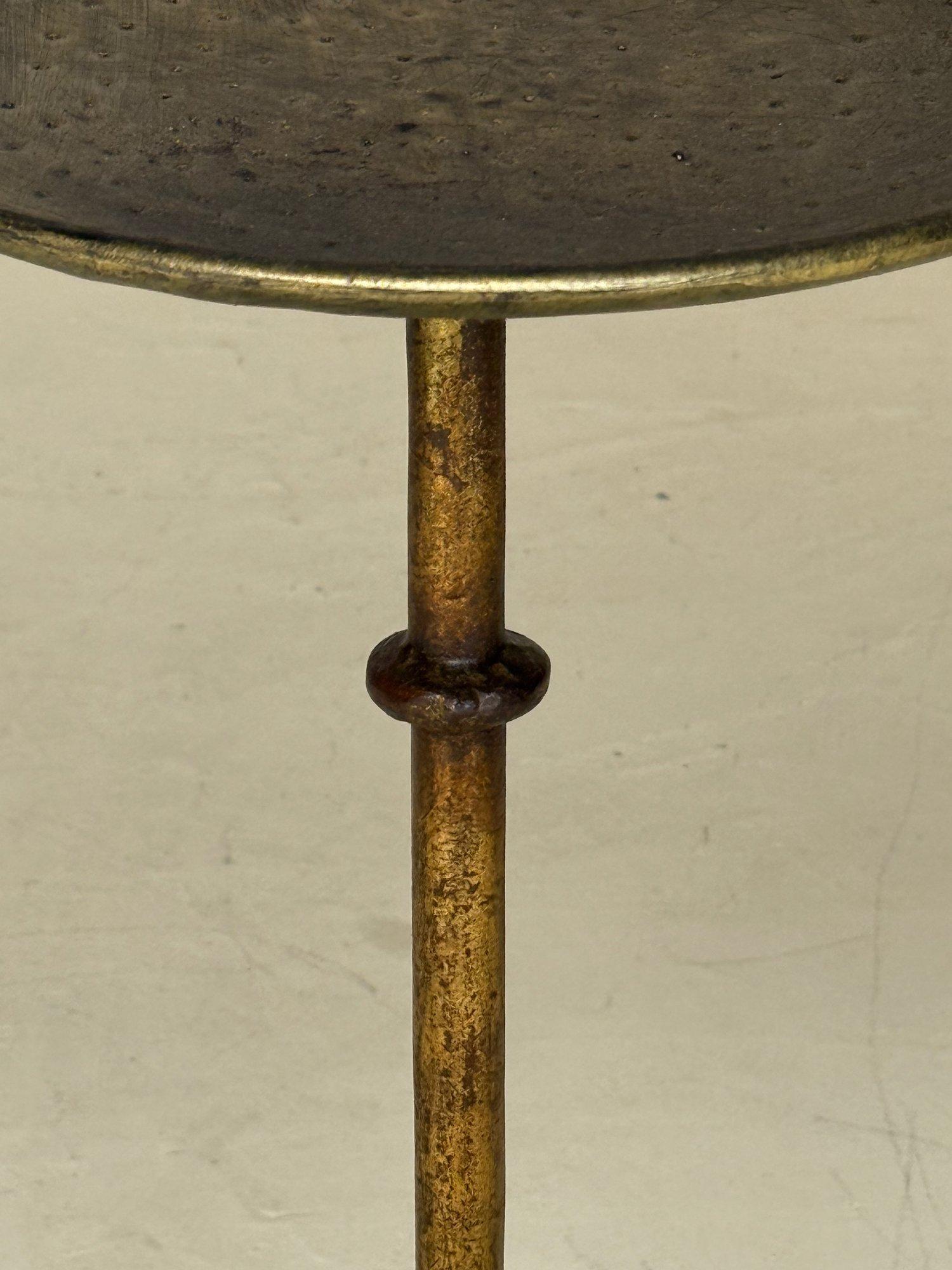 Fer Table à boissons espagnole vintage du milieu du siècle dernier avec pieds martelés en vente
