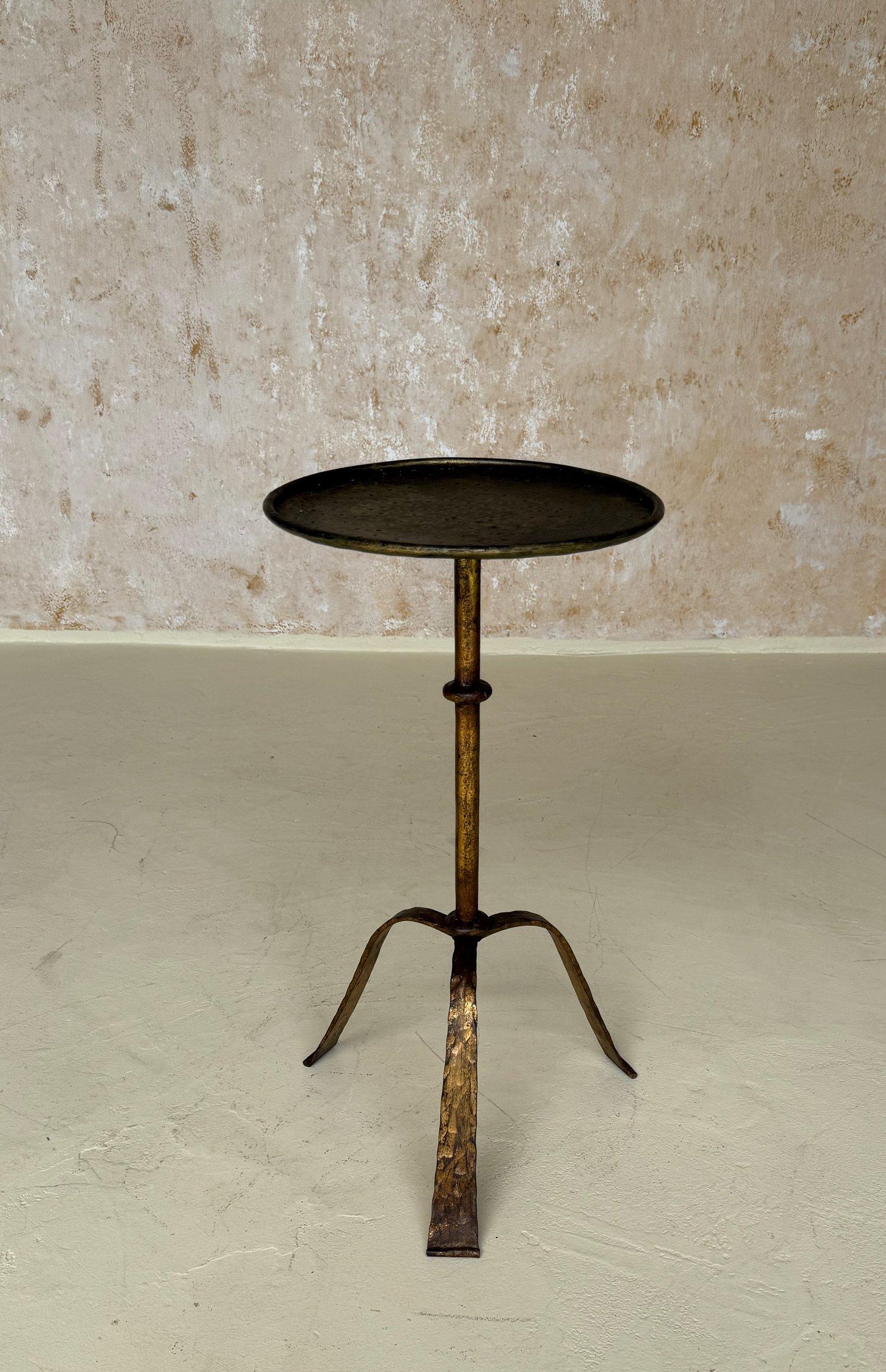 Table à boissons espagnole vintage du milieu du siècle dernier avec pieds martelés en vente 1