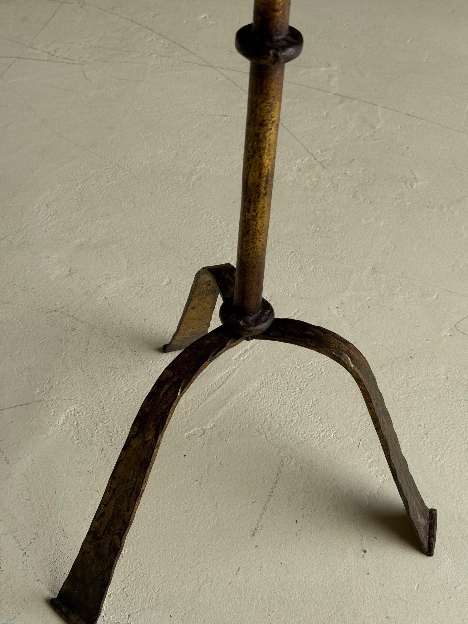 Table à boissons espagnole vintage du milieu du siècle dernier avec pieds martelés en vente 2