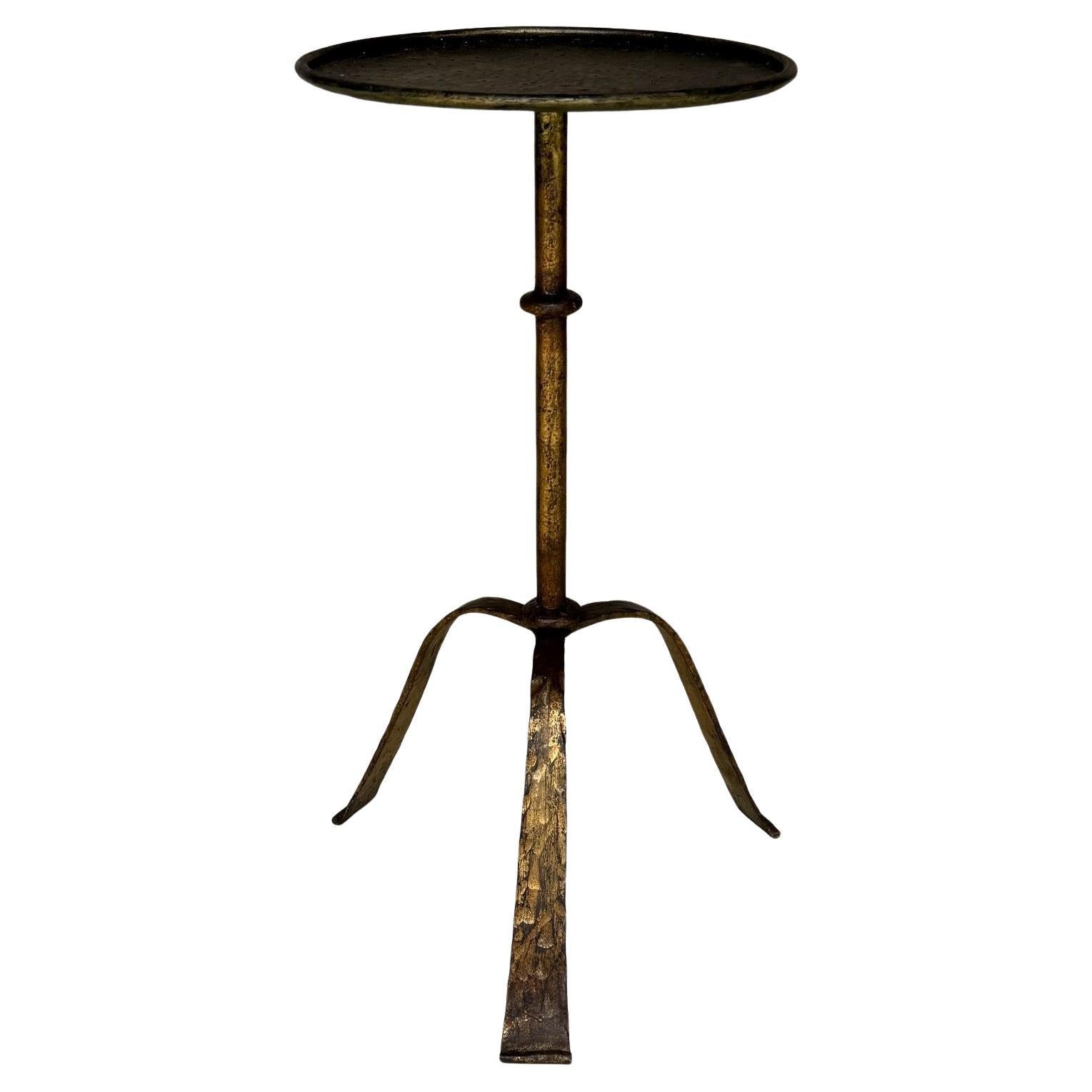 Mesa de copas vintage de hierro español de mediados de siglo con patas martilladas