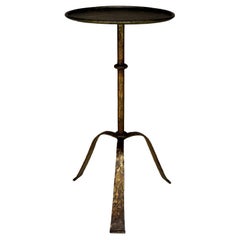 Mesa de copas vintage de hierro español de mediados de siglo con patas martilladas