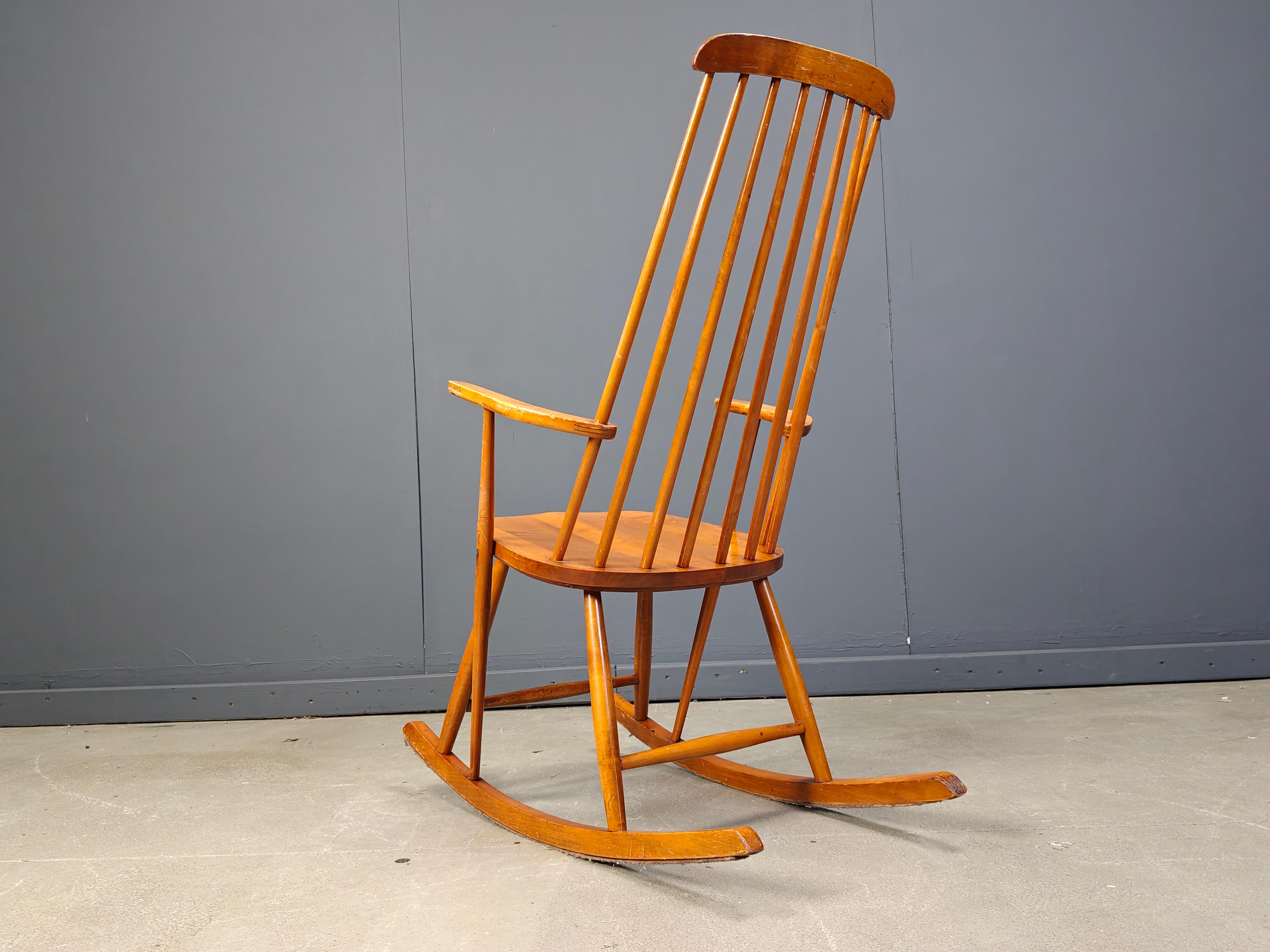 
Sedia a dondolo con schienale a fuso in legno della metà del secolo.

Un bellissimo design scandinavo.

anni '60 - Danimarca

Ottime condizioni

Dimensioni:
Altezza: 105 cm
Larghezza: 60 cm
Profondità: 100 cm
Altezza del cappello: 45 cm

Rif.: