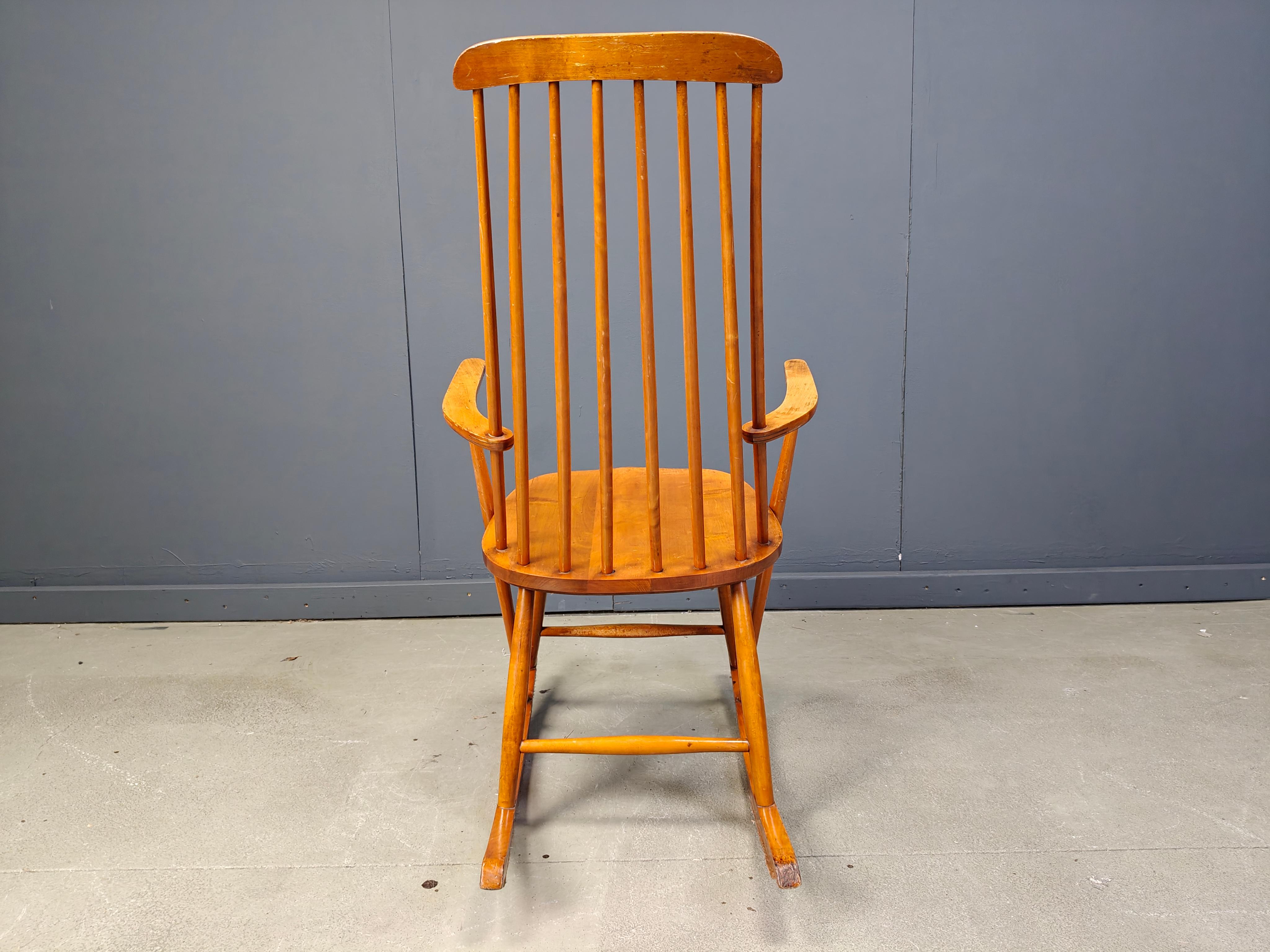 Scandinavo moderno Sedia a dondolo con fuso di metà secolo, 1960 in vendita