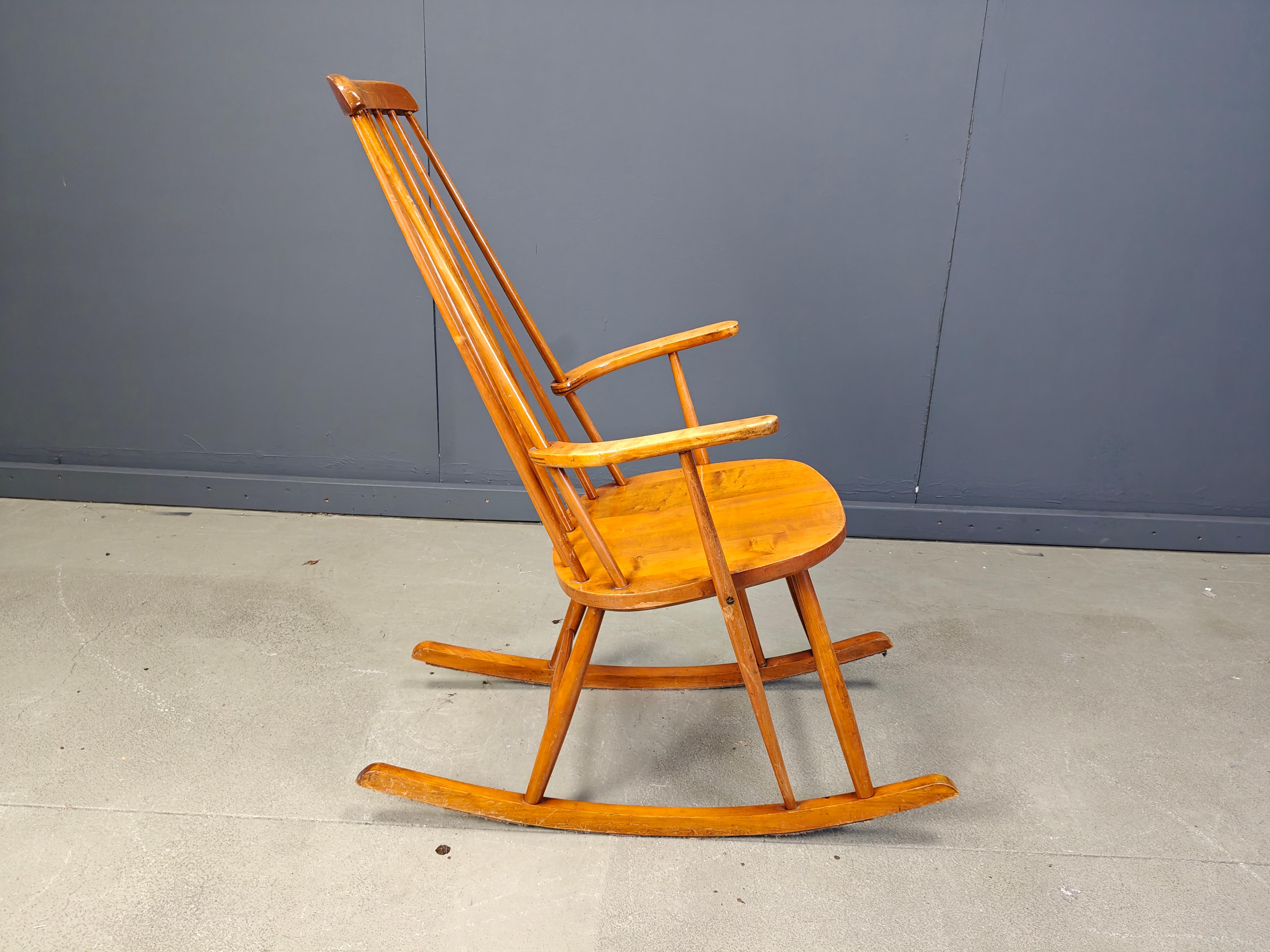 Sedia a dondolo con fuso di metà secolo, 1960 In condizioni buone in vendita a Leuven, Vlaams Gewest