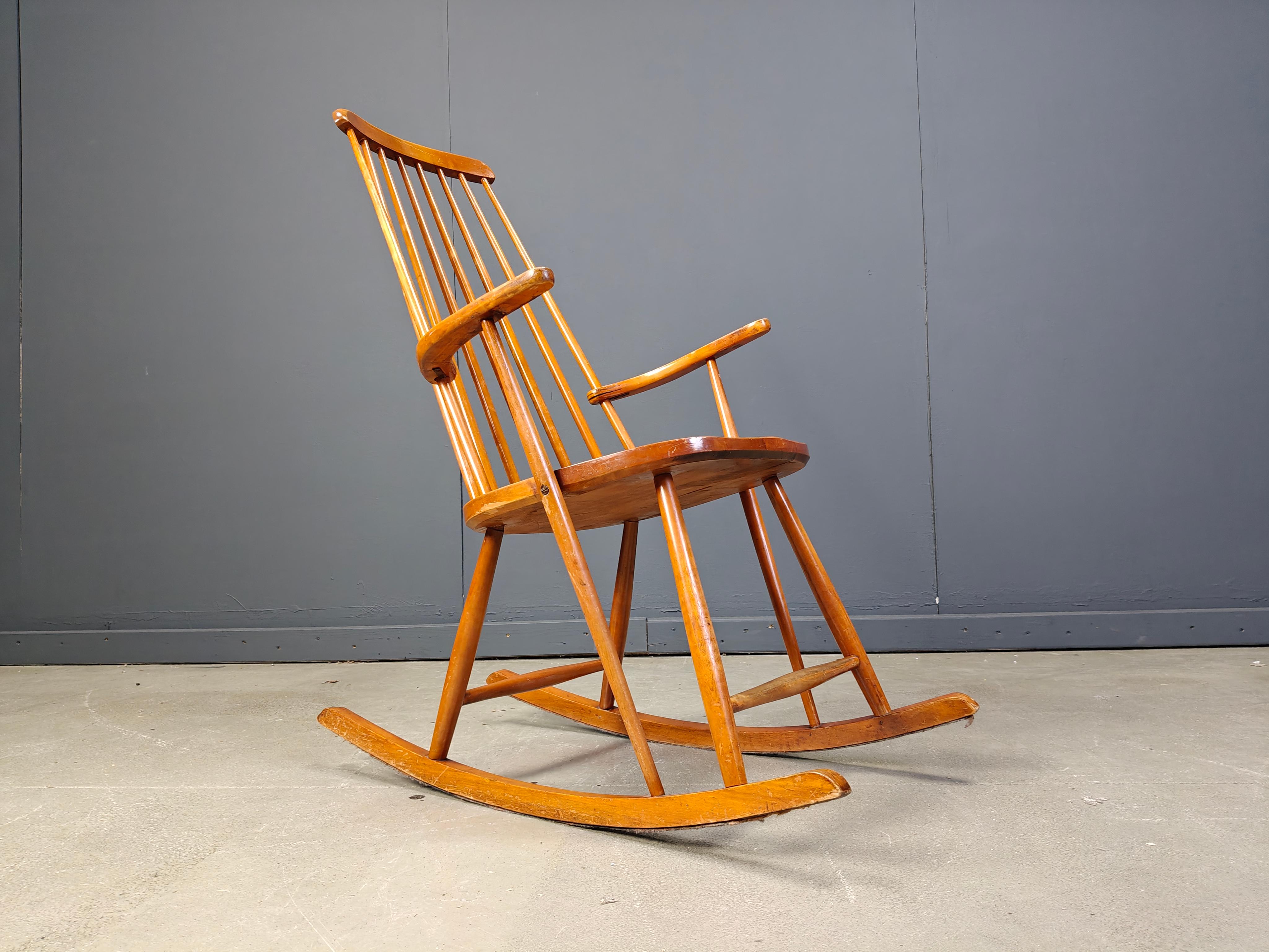 Legno Sedia a dondolo con fuso di metà secolo, 1960 in vendita