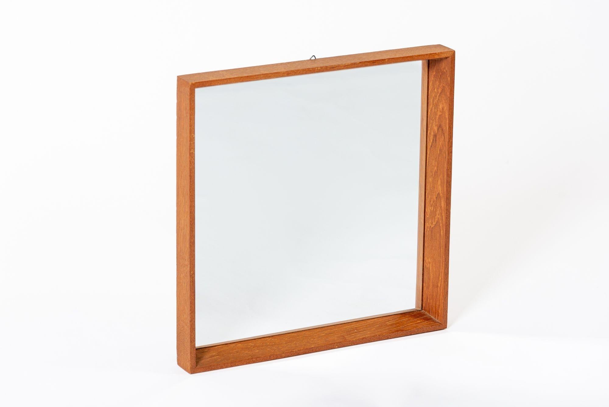 Mid-Century moderno Specchio da parete quadrato in legno di teak della metà del secolo scorso in vendita