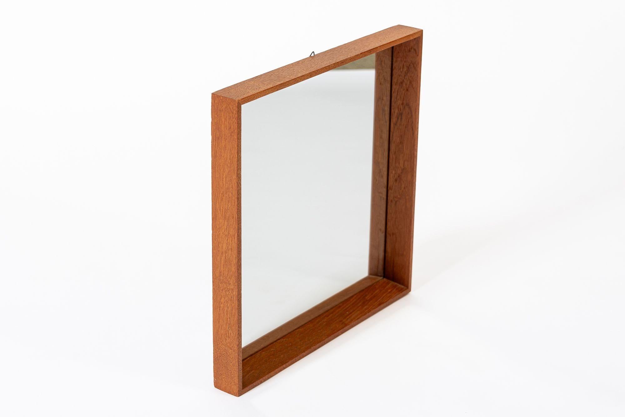 Sconosciuto Specchio da parete quadrato in legno di teak della metà del secolo scorso in vendita