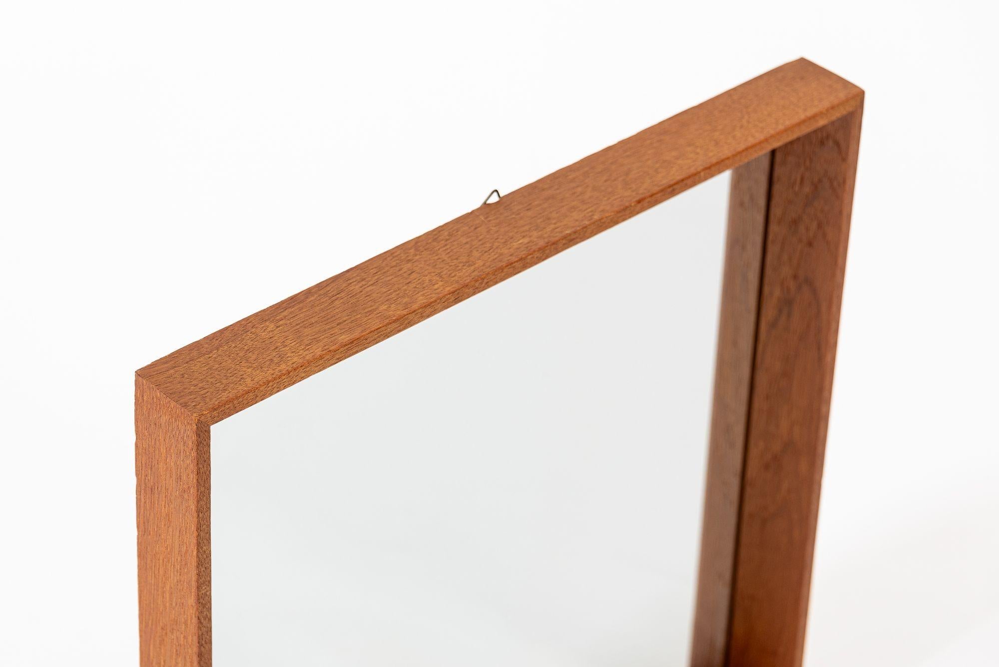 Specchio da parete quadrato in legno di teak della metà del secolo scorso In condizioni buone in vendita a Detroit, MI