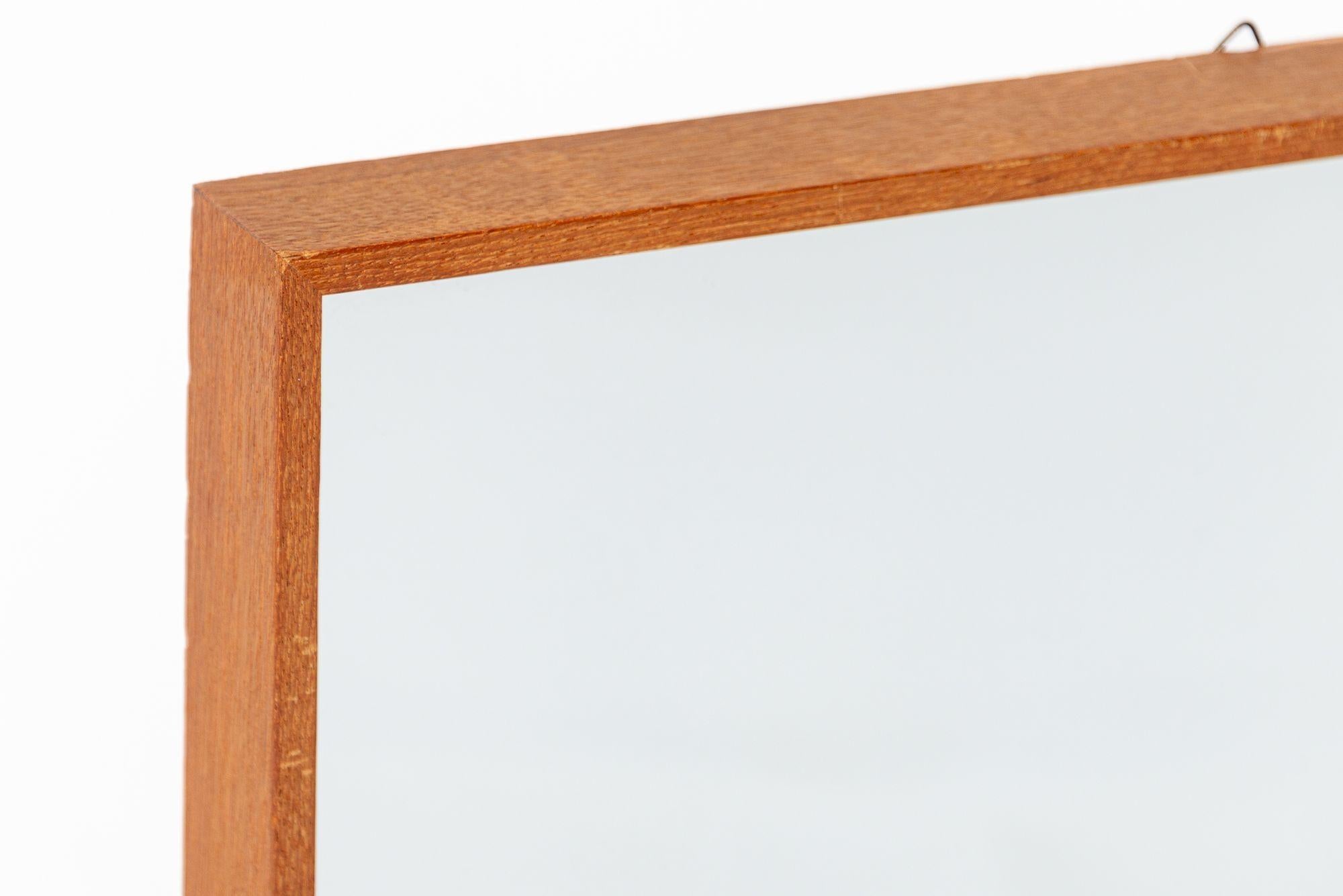 Metà XX secolo Specchio da parete quadrato in legno di teak della metà del secolo scorso in vendita