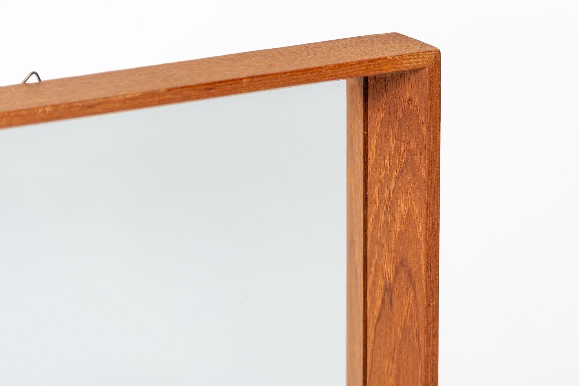 Specchio da parete quadrato in legno di teak della metà del secolo scorso in vendita 1