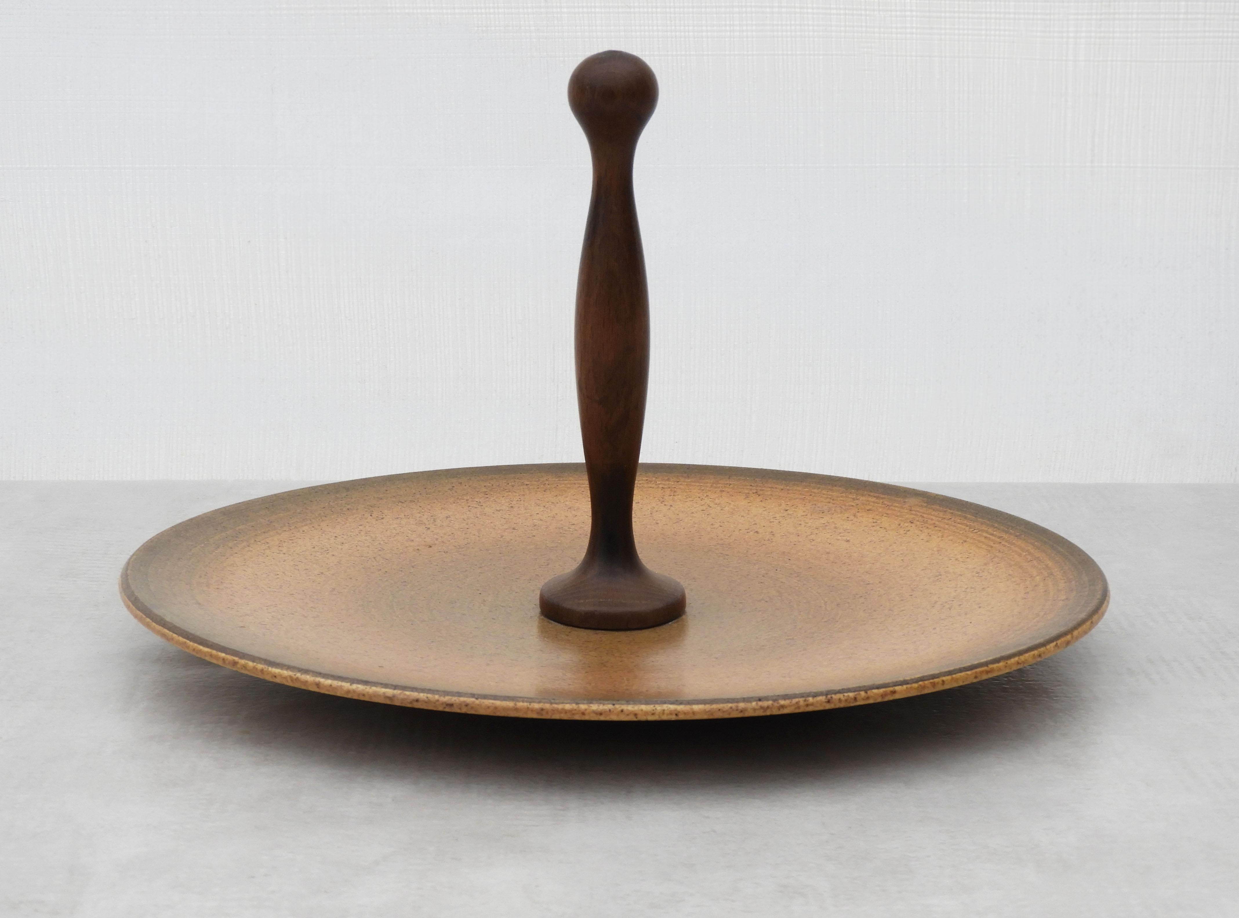 Vintage Mid-Century French Serving Platter - Scandinavian Style, c.1970

Un magnifique plat de service vintage datant d'environ 1970, fabriqué en France et inspiré par le design scandinave. Cette élégante pièce en grès émaillé est dotée d'une grande