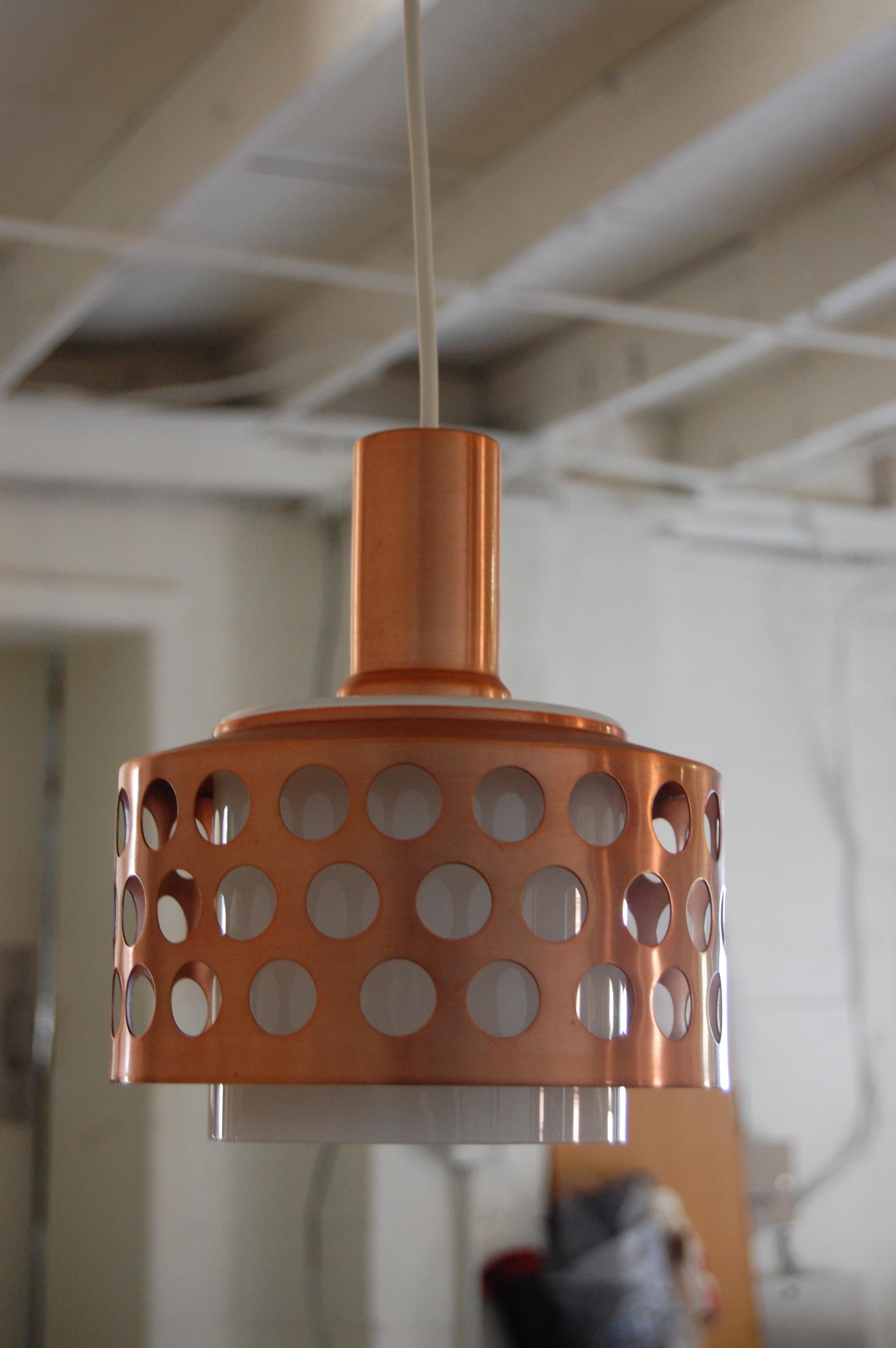 Lampe à suspension suédoise vintage du milieu du siècle en cuivre et verre Bon état - En vente à Atlanta, GA