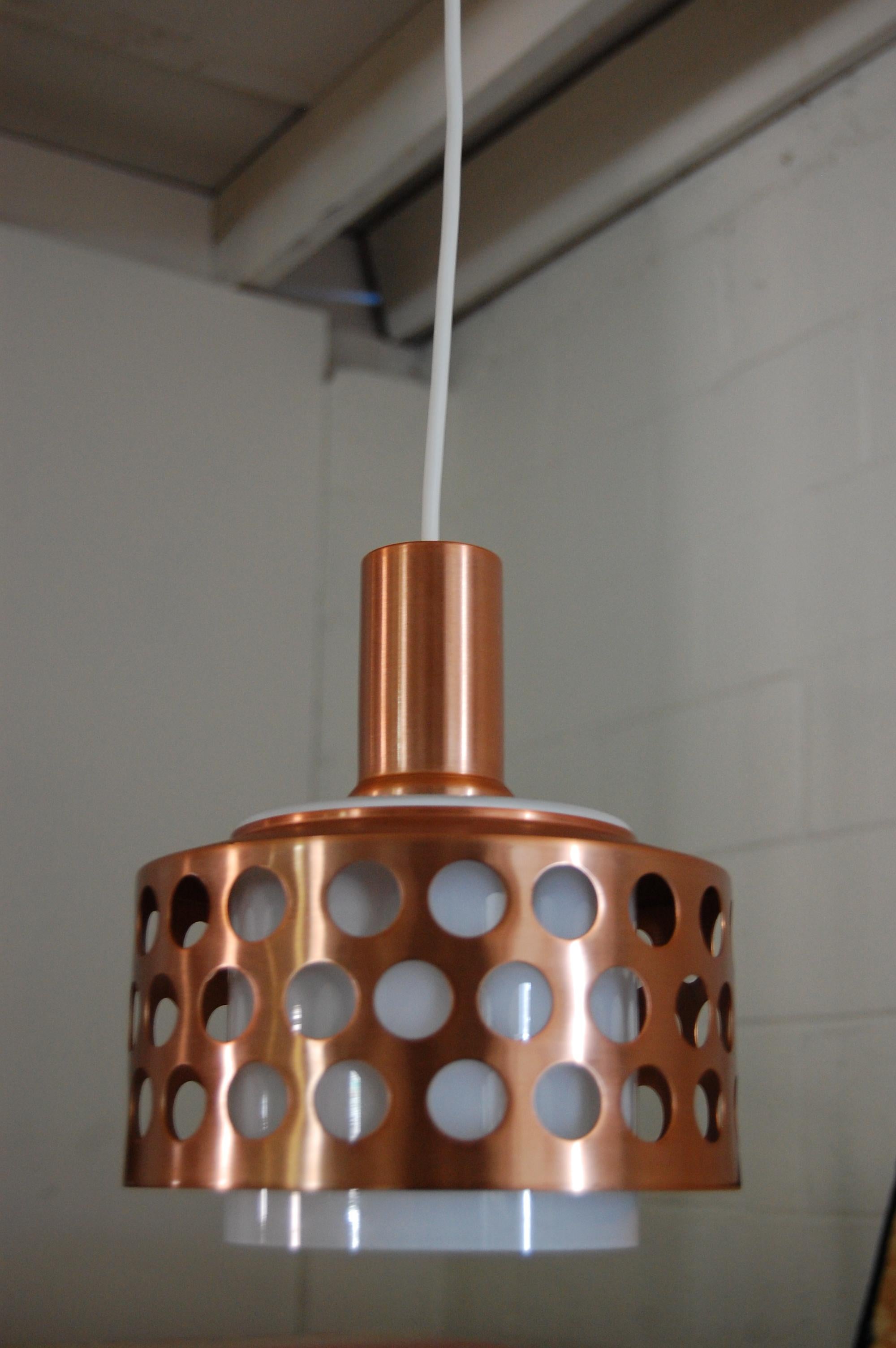 Schwedische Mid-Century-Hängelampe aus Kupfer und Glas im Angebot 2