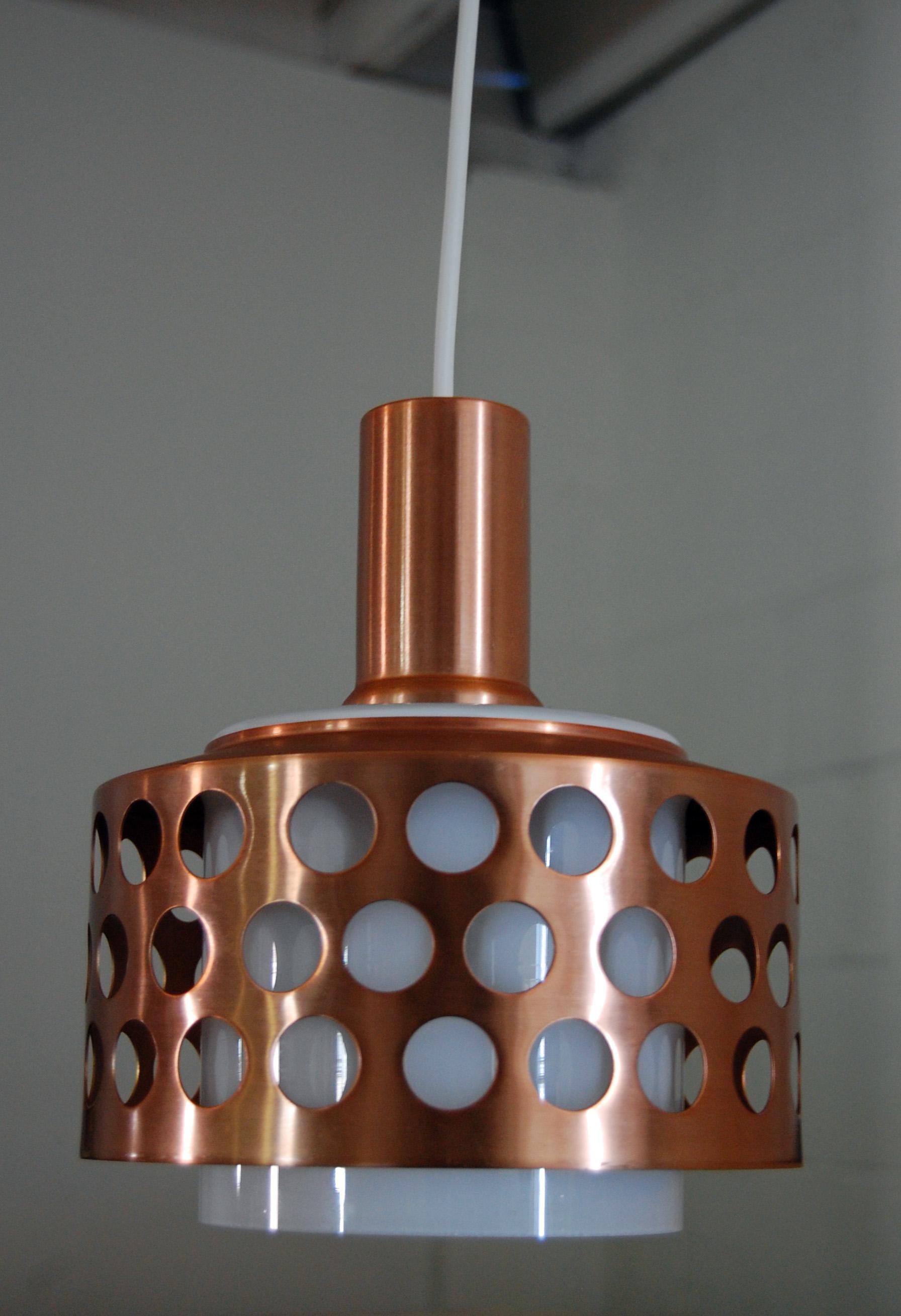 Lampe à suspension suédoise vintage du milieu du siècle en cuivre et verre en vente 2