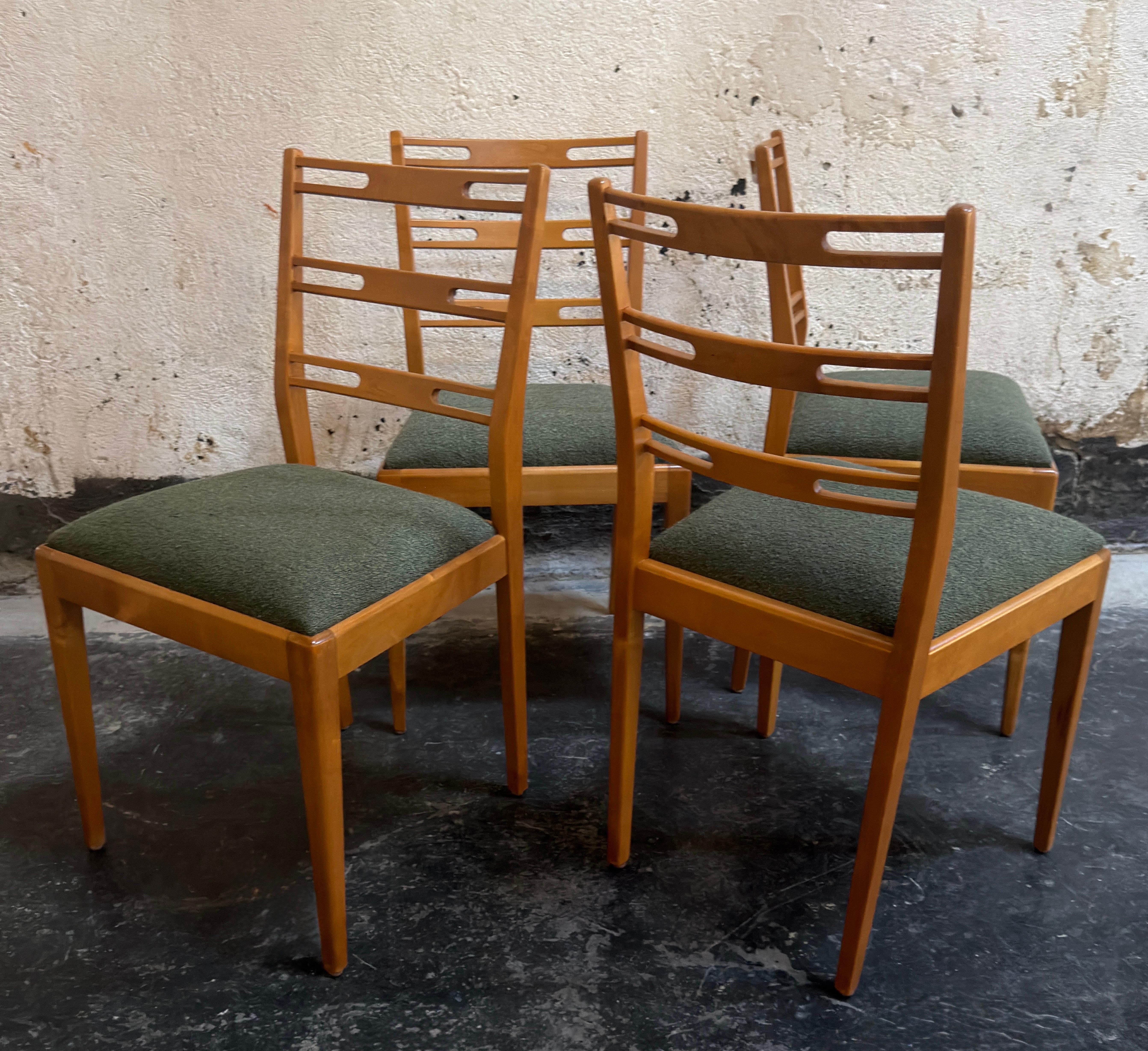 Vintage Mid-Century Swedish Modern Birke Esszimmerstühle - Satz von vier restauriert (Handgefertigt) im Angebot