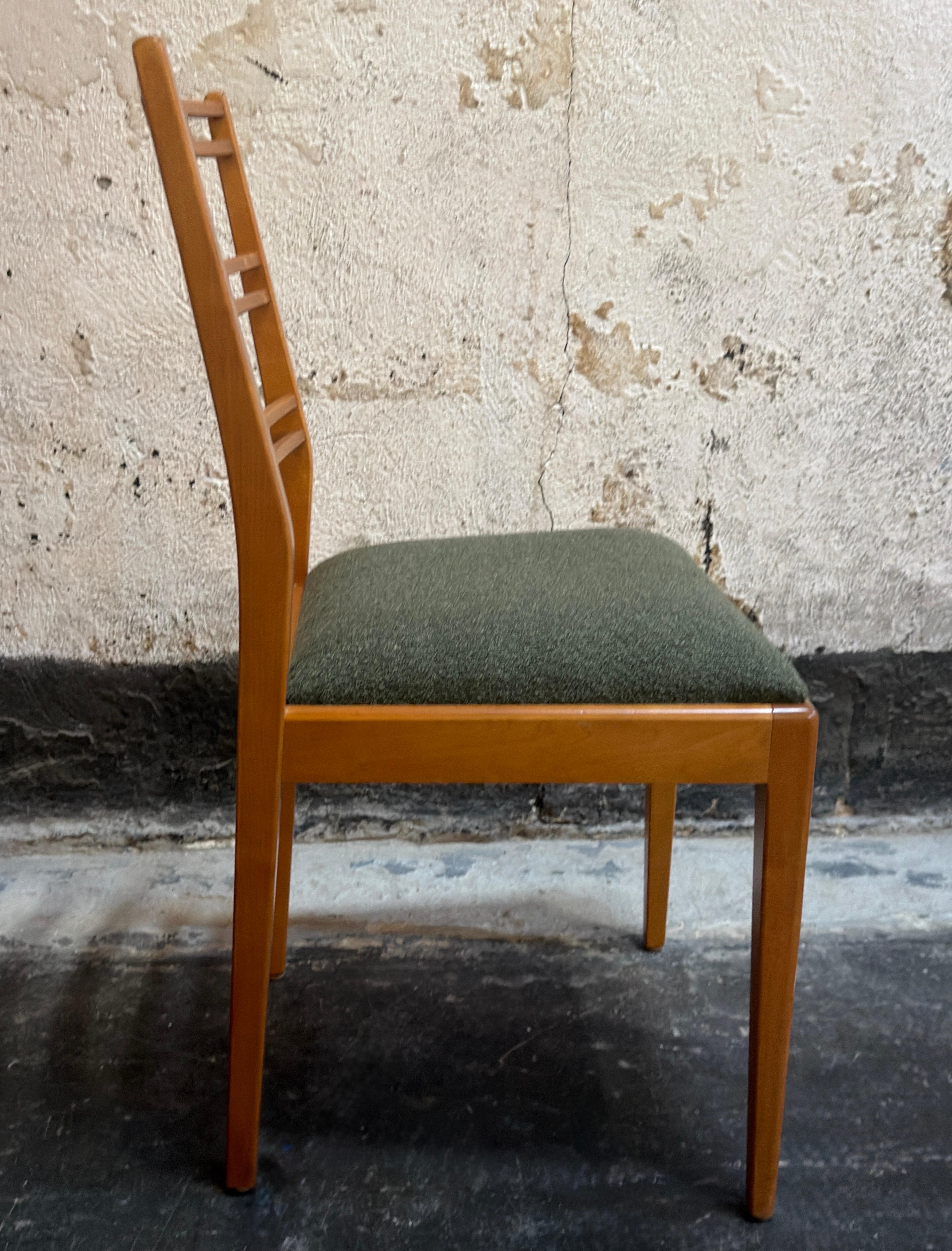 Vintage Mid-Century Swedish Modern Birke Esszimmerstühle - Satz von vier restauriert (Bouclé) im Angebot