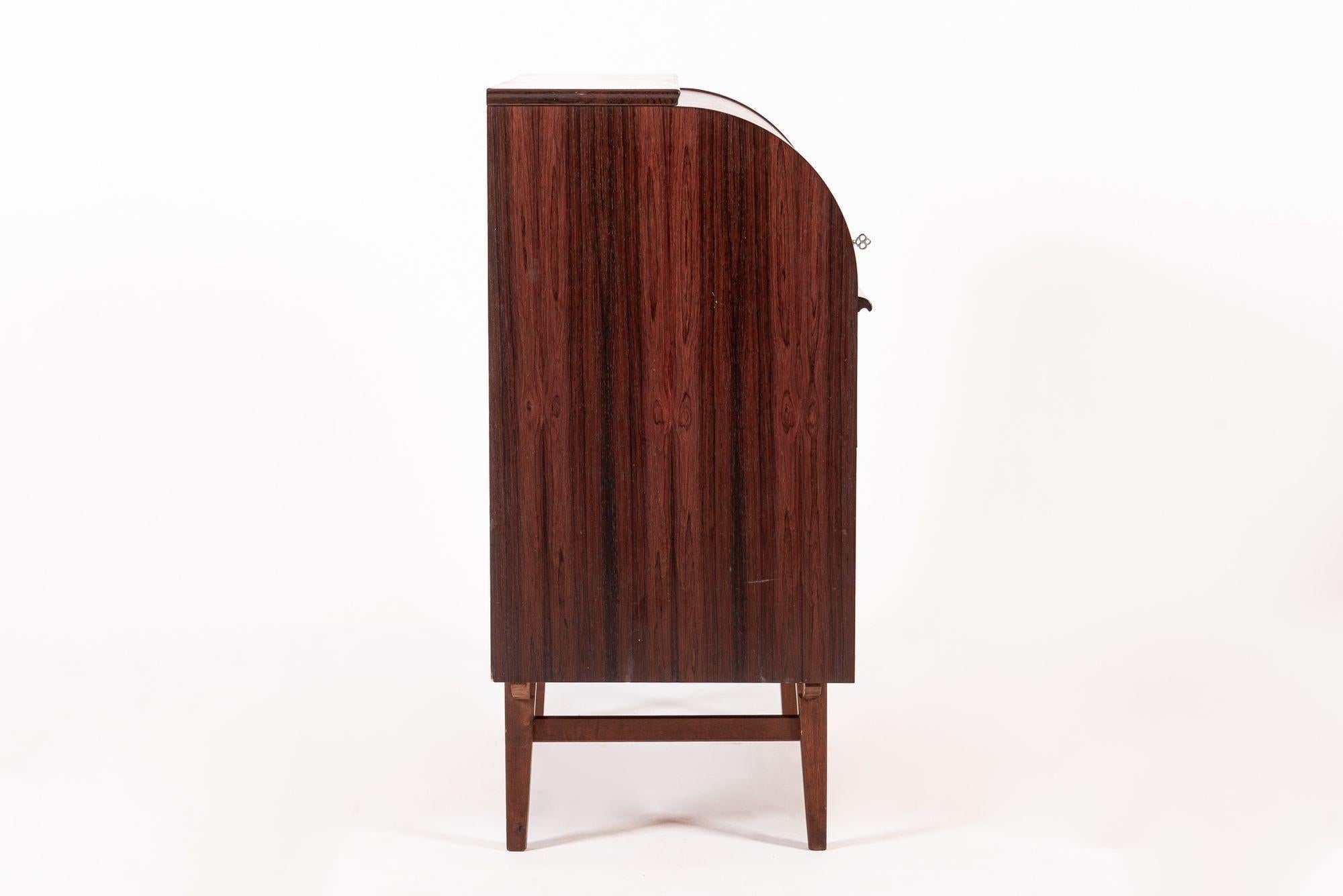Schwedischer Rolltop-Sekretär-Schreibtisch aus Rosenholz, Mid-Century im Angebot 8