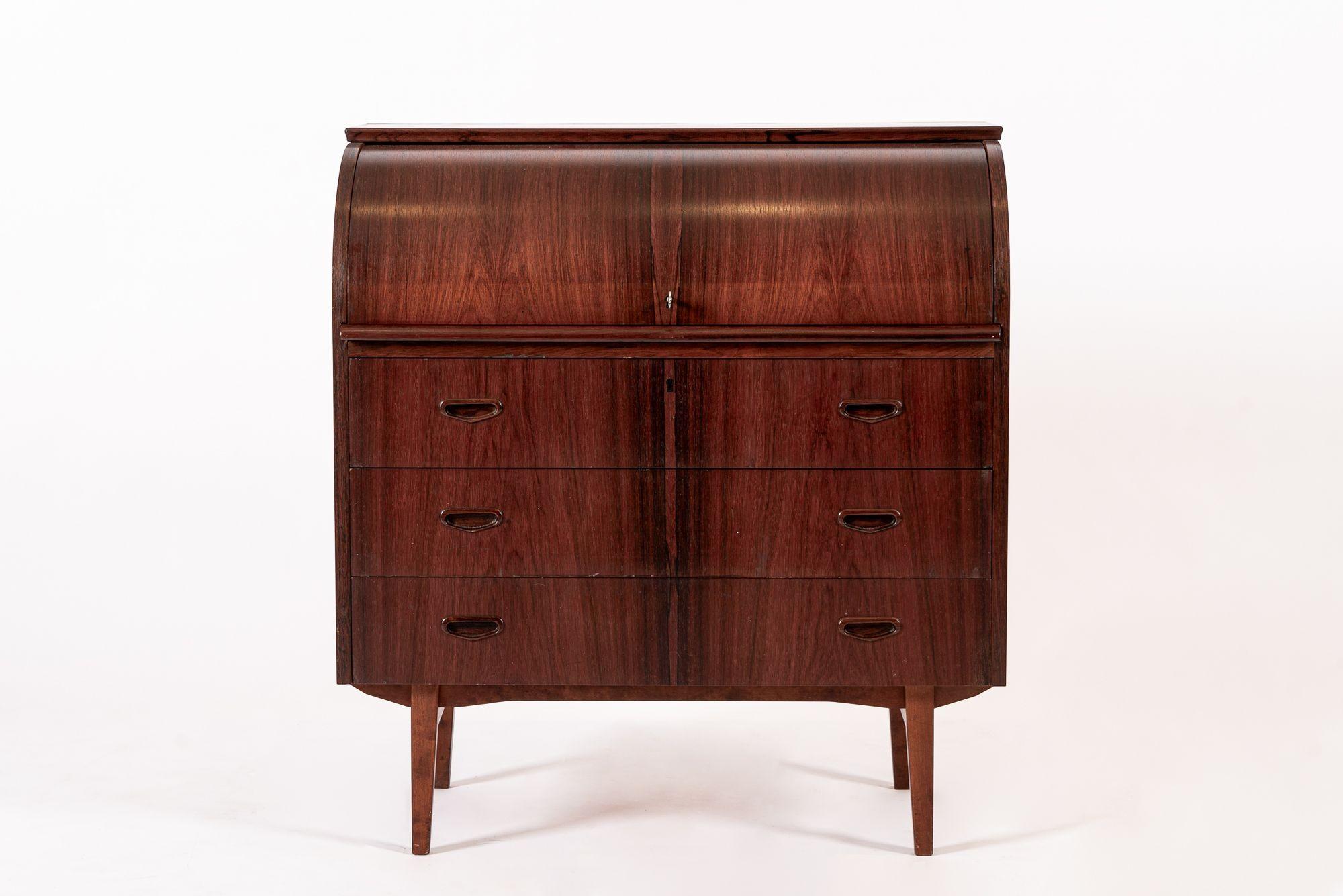 Dieser schwedische moderne Egon Ostergaard Zylinder-Rolltop-Schreibtischschrank aus der Mitte des Jahrhunderts wurde um 1960 in Schweden hergestellt. Das klassische skandinavische moderne Design hat klare, minimalistische Linien und sanfte Kurven.