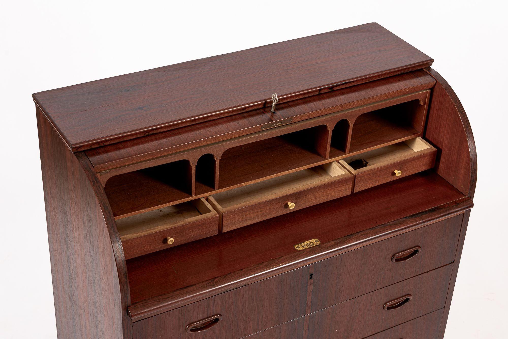 Schwedischer Rolltop-Sekretär-Schreibtisch aus Rosenholz, Mid-Century im Zustand „Gut“ im Angebot in Detroit, MI