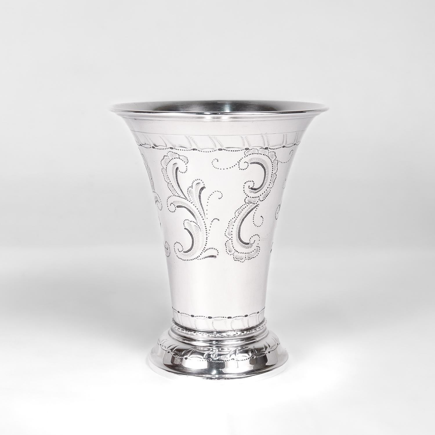 Un bel vaso in argento massiccio svedese della metà del secolo scorso.

Di Tesi Lonsalp.

Con motivi floreali e geometrici incisi e puntinati su tutto il perimetro e sostenuti da un piede svasato.

Con una finezza minima di .800 fine (o