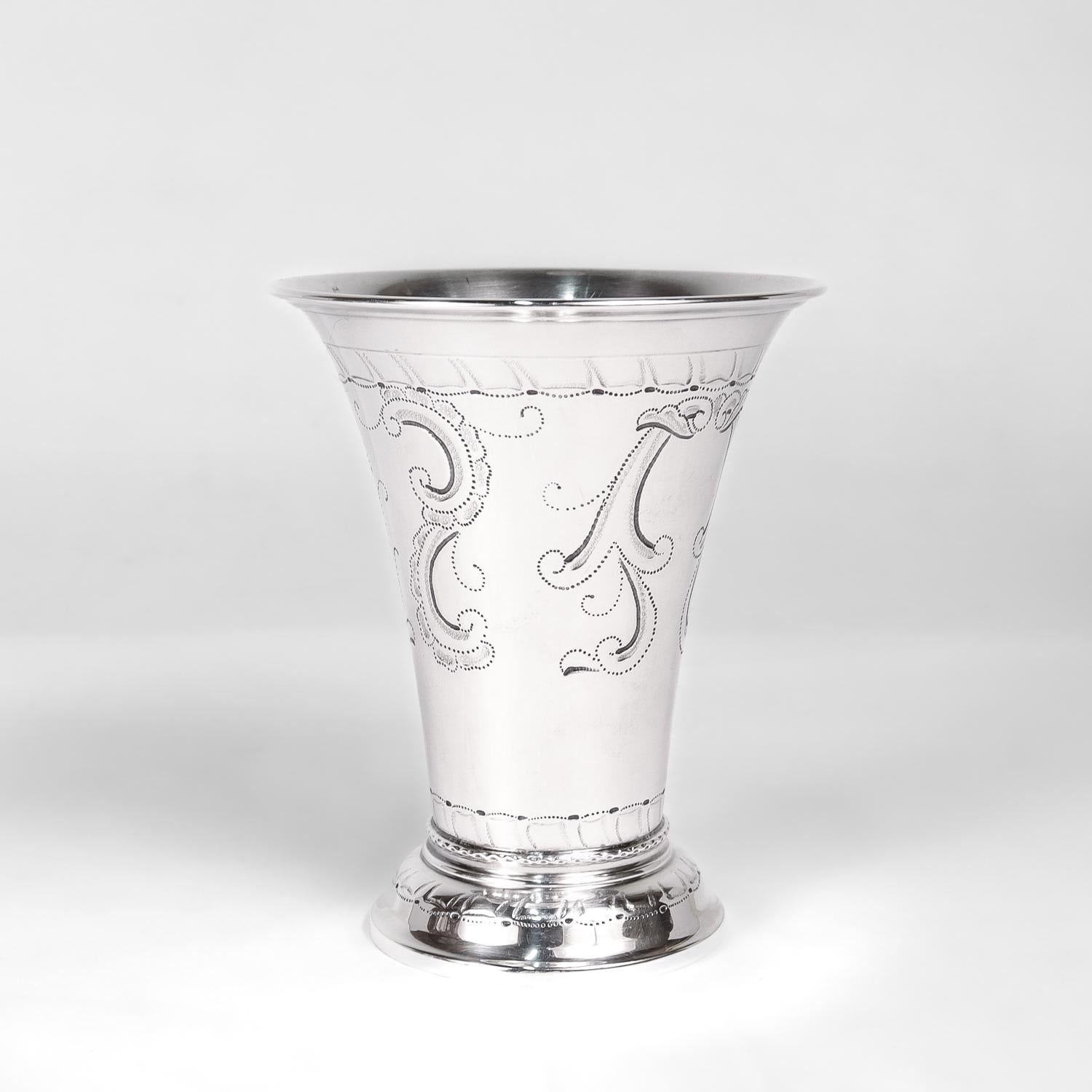 Mid-Century moderno Vaso a bicchiere svedese d'argento della metà del secolo scorso di Tesi Lonsalp, 1951 in vendita
