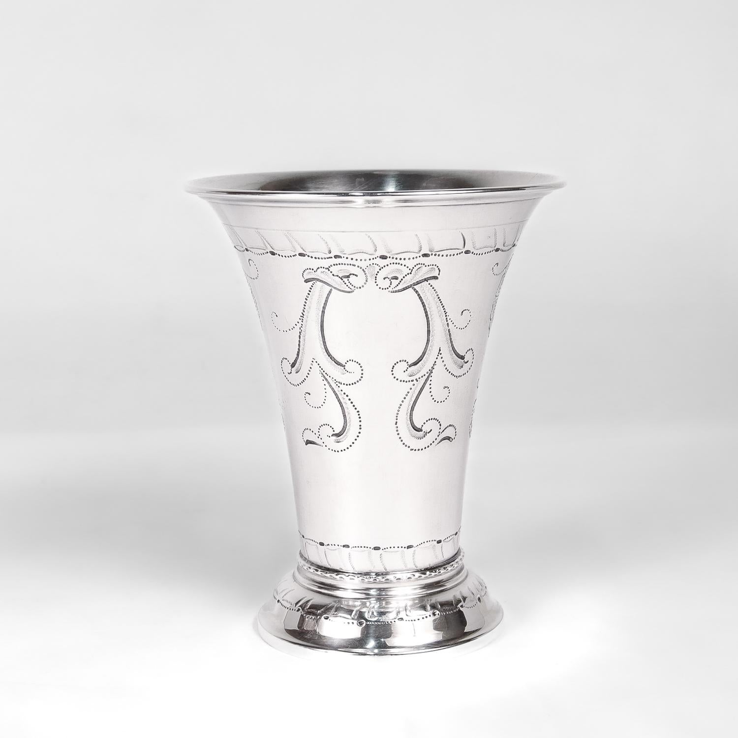 Svedese Vaso a bicchiere svedese d'argento della metà del secolo scorso di Tesi Lonsalp, 1951 in vendita