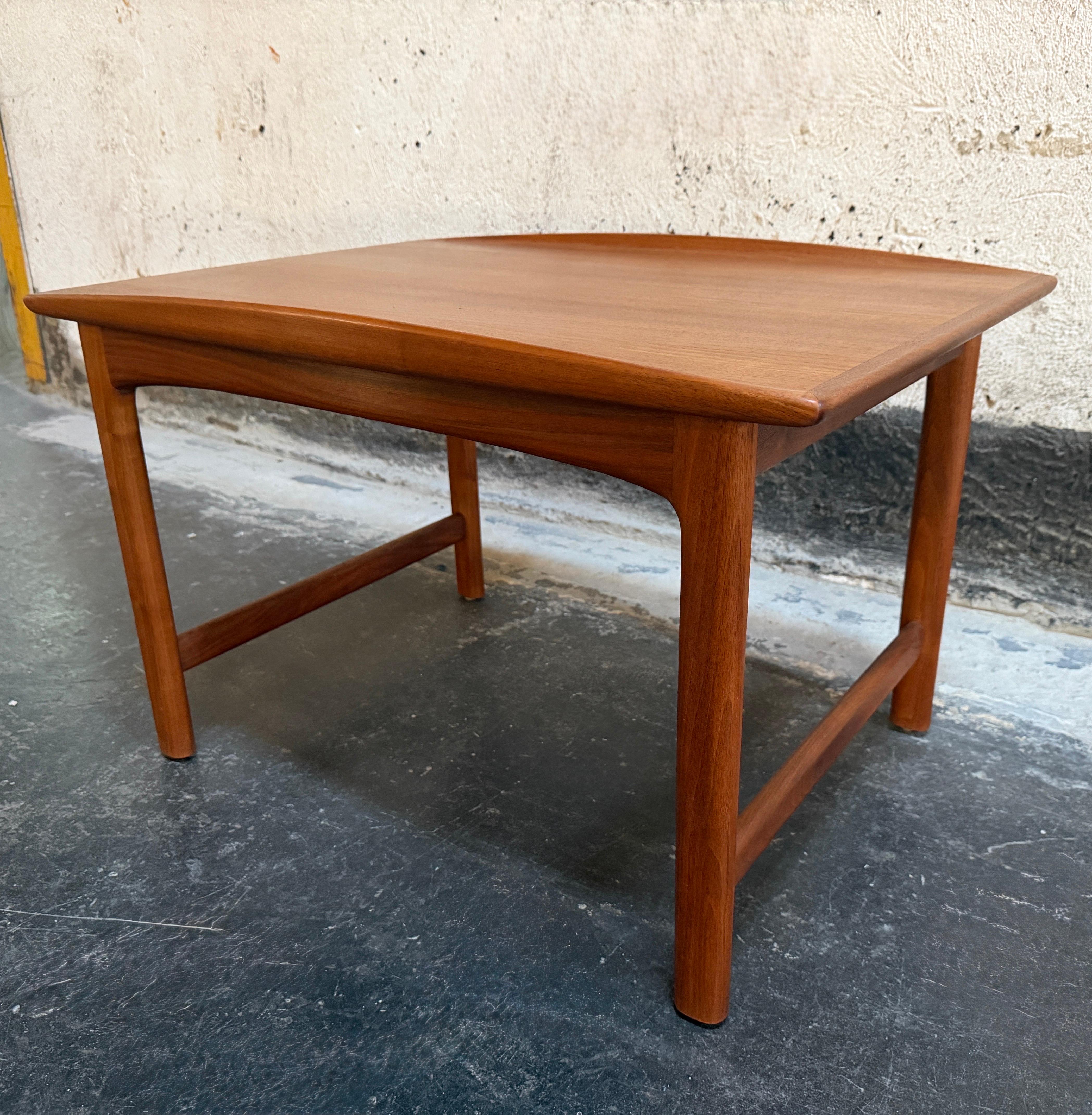 Scandinave moderne Table basse en teck suédoise vintage du milieu du siècle 