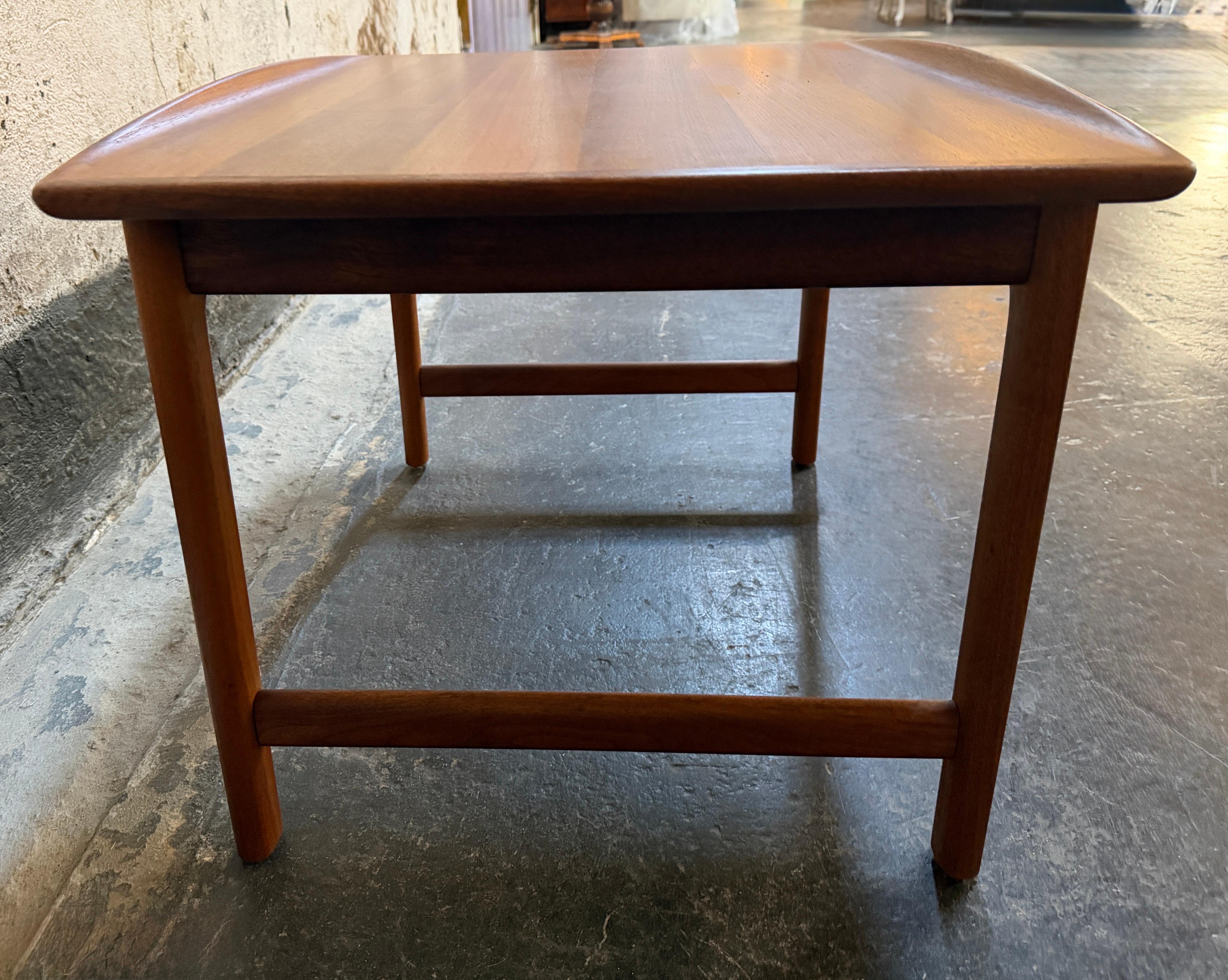 Fait main Table basse en teck suédoise vintage du milieu du siècle 