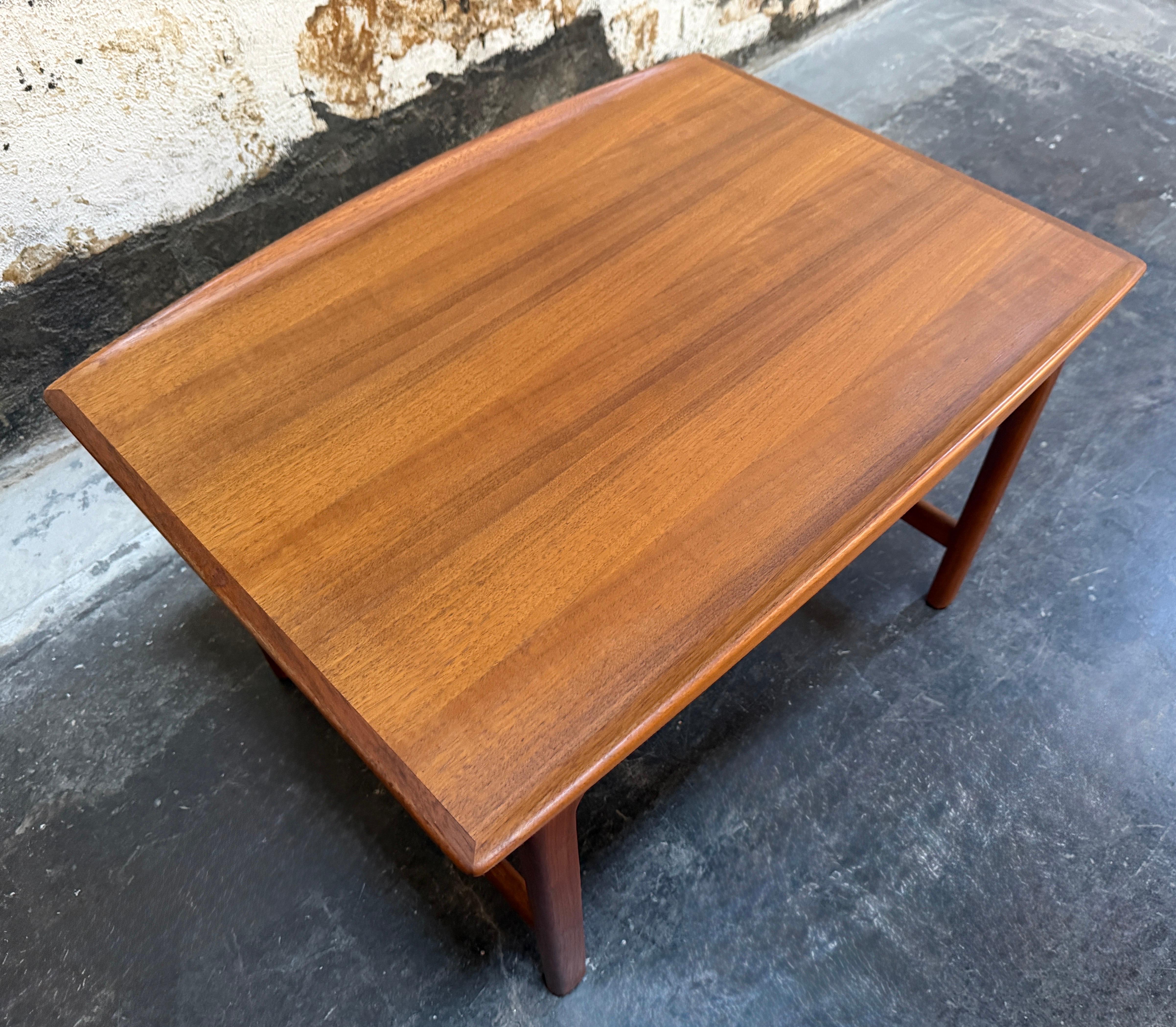 Table basse en teck suédoise vintage du milieu du siècle 