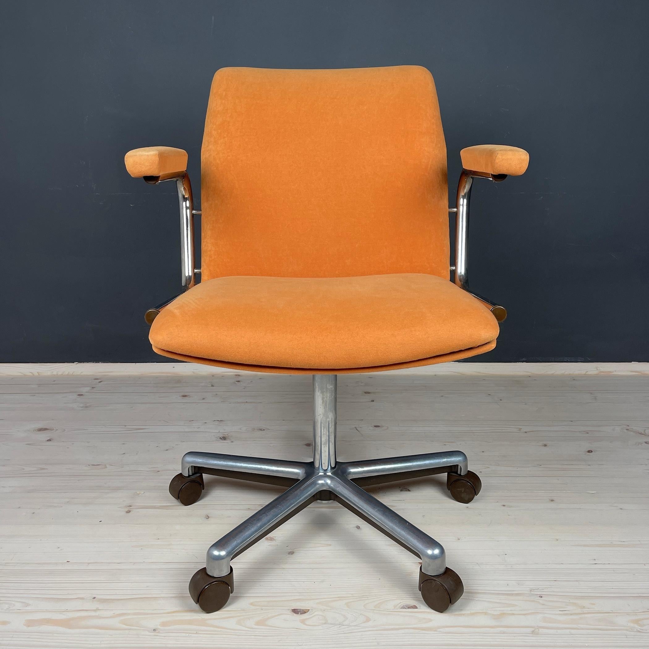 Transport yourself to the 1980s with this comfortable office chair, a product of the renowned Yugoslavian manufacturer 