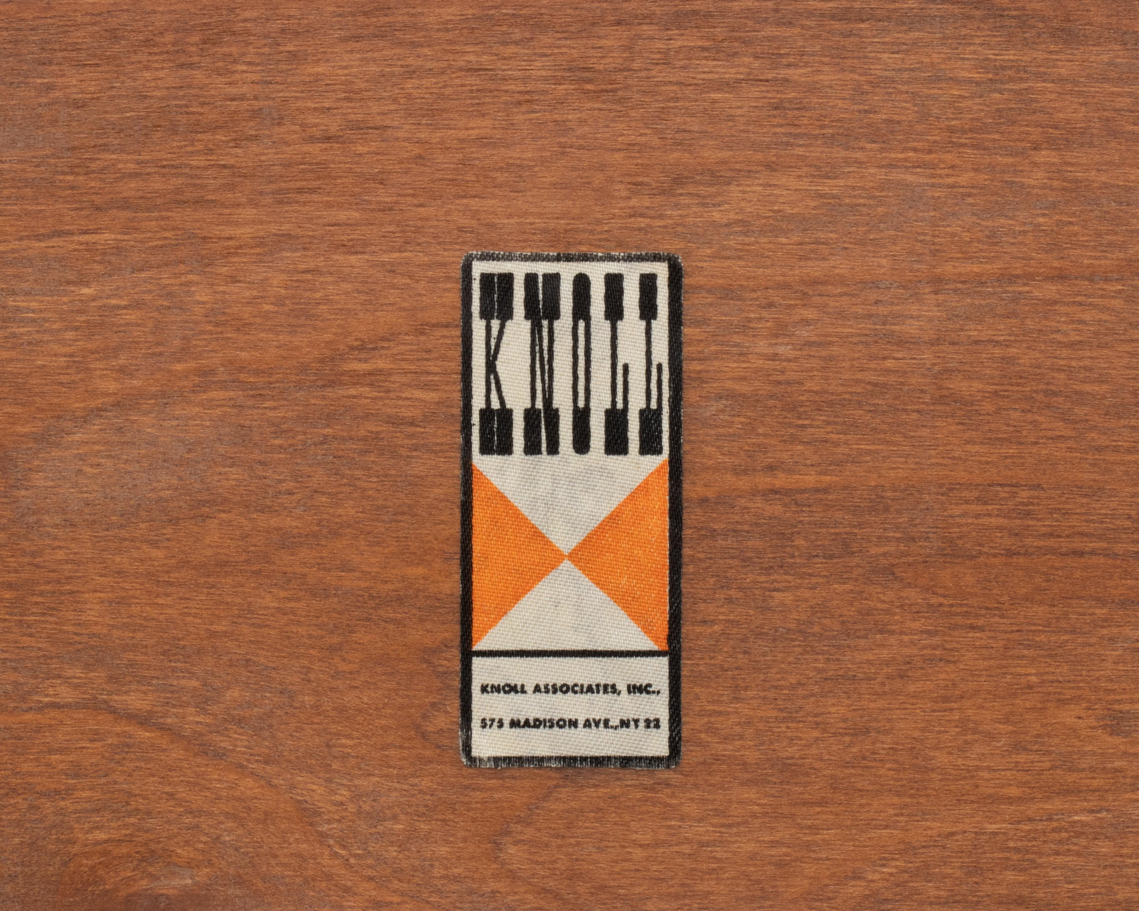 Mesa baja/banco angular en T vintage de mediados de siglo de Florence Knoll en venta 4