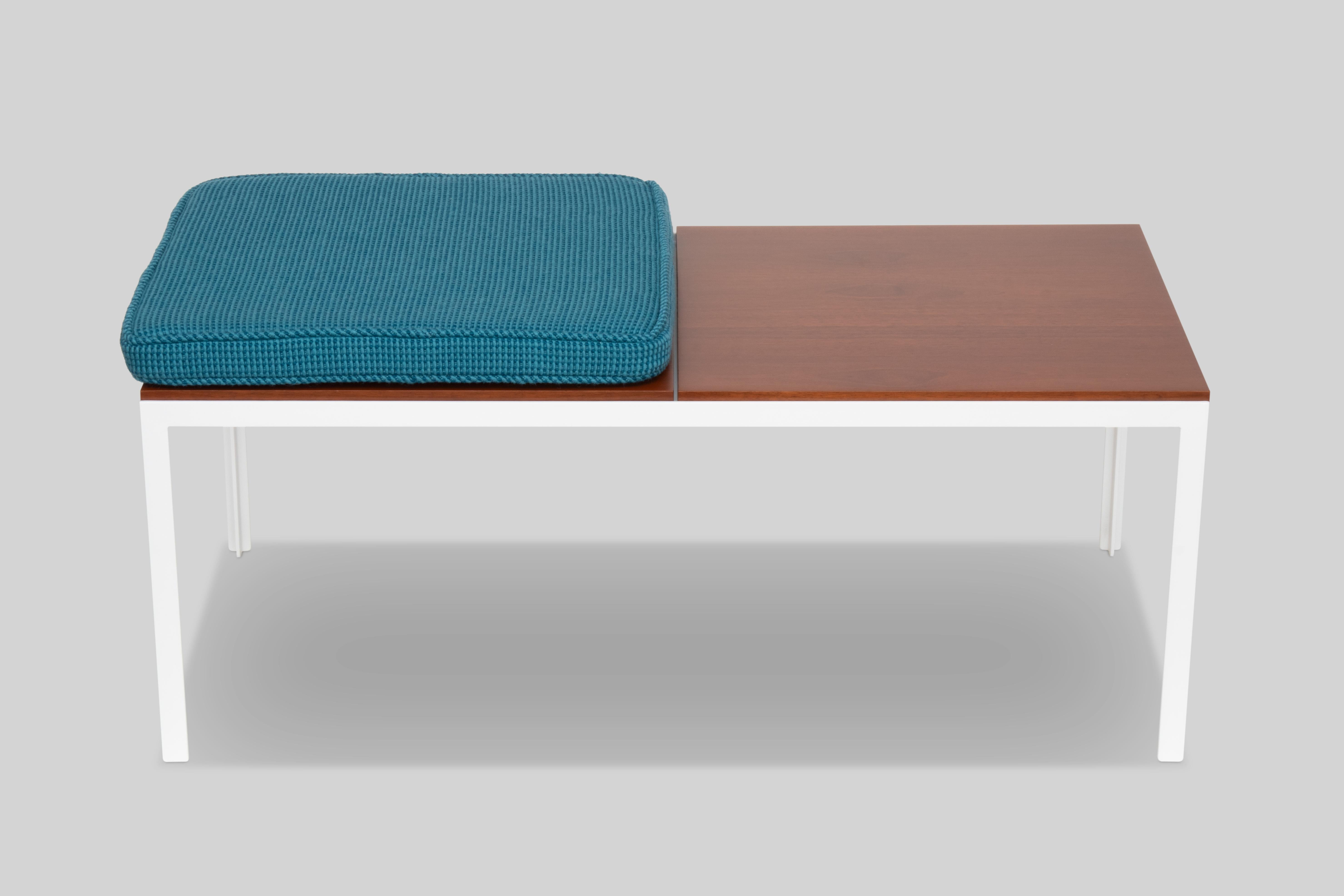 Aquí tienes una mesa de centro/banco en forma de T de Florence Knoll.  Este artículo ha sido completamente restaurado con una nueva capa de pintura en polvo, paneles de nogal repintados y cojines de asiento a medida en lujosa tela Knoll Cato.  La