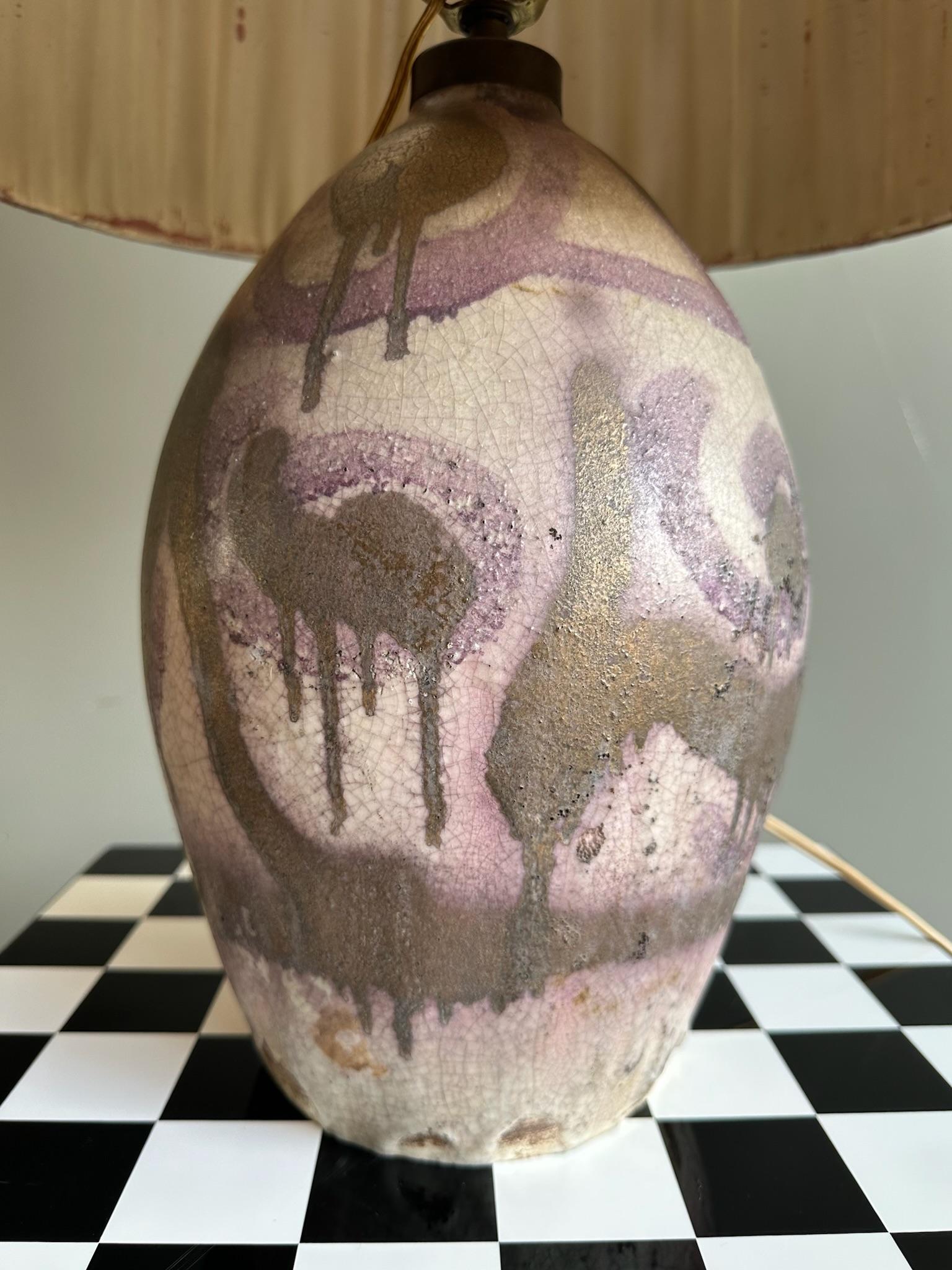 Vintage beautiful glazed table lamp.
The color pink/violet is perfect combined with the gold glaze. Looks almost spray paint. Very hip and cool.

This lamp lovely in every room of your house.

Height 65 cm
Intersection 22 cm

The lamp is in very