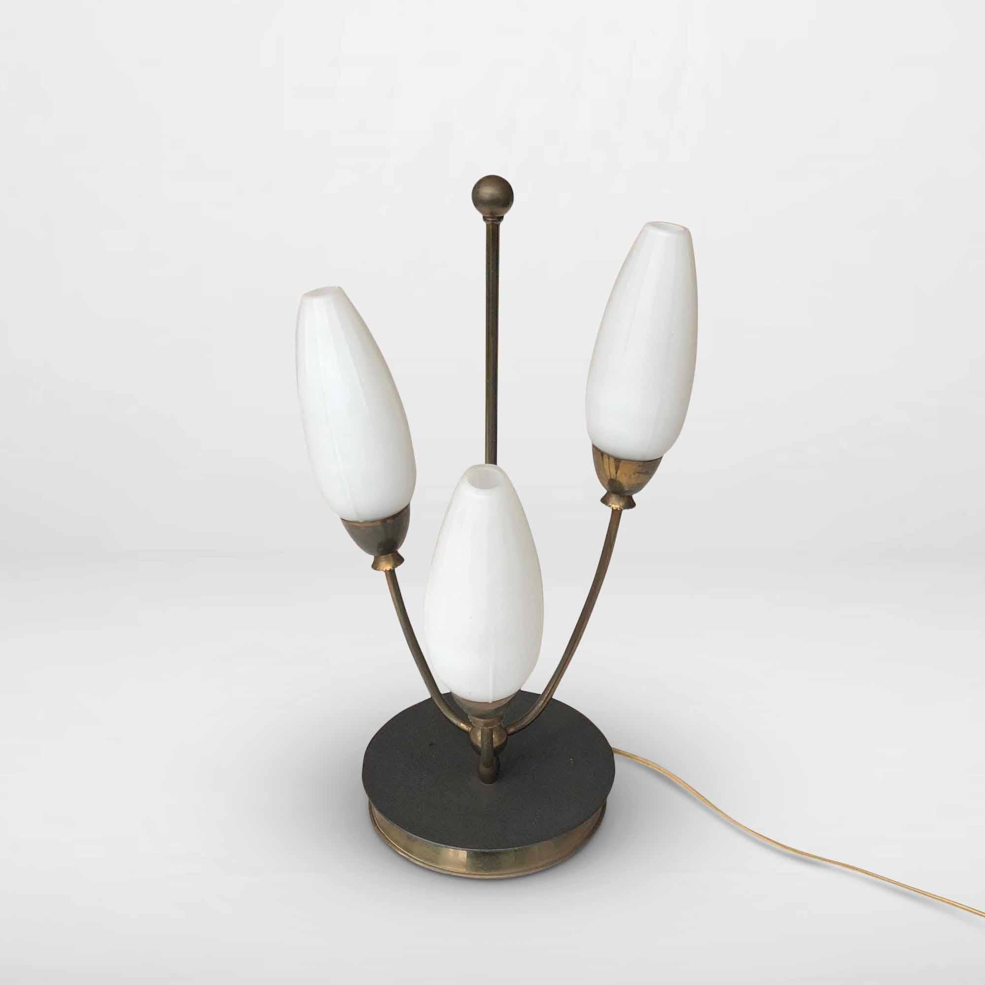 Einzigartige Vintage-Tischlampe mit rundem Messingsockel, 3 gebogenen Messingstäben und Lampenschirmen aus weißem, mattiertem, ovalem/konvexem Glas. Glühbirnen: 3 x E14 max 60 Watt. Die Lampe wurde neu verkabelt.

Designer/Hersteller: Unbekannt für
