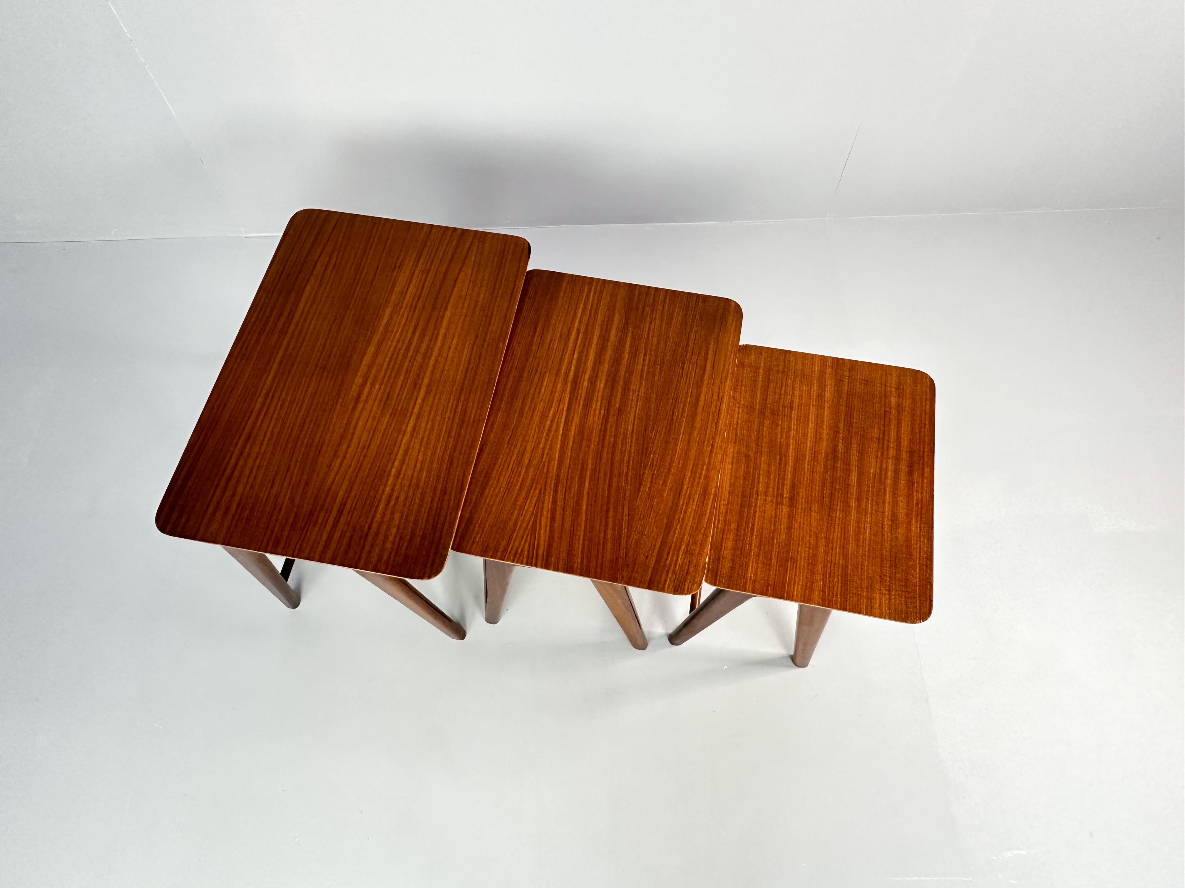 Tavoli nido a 3 pezzi in teak della metà del secolo scorso - Paesi Bassi, anni '60 in vendita 3