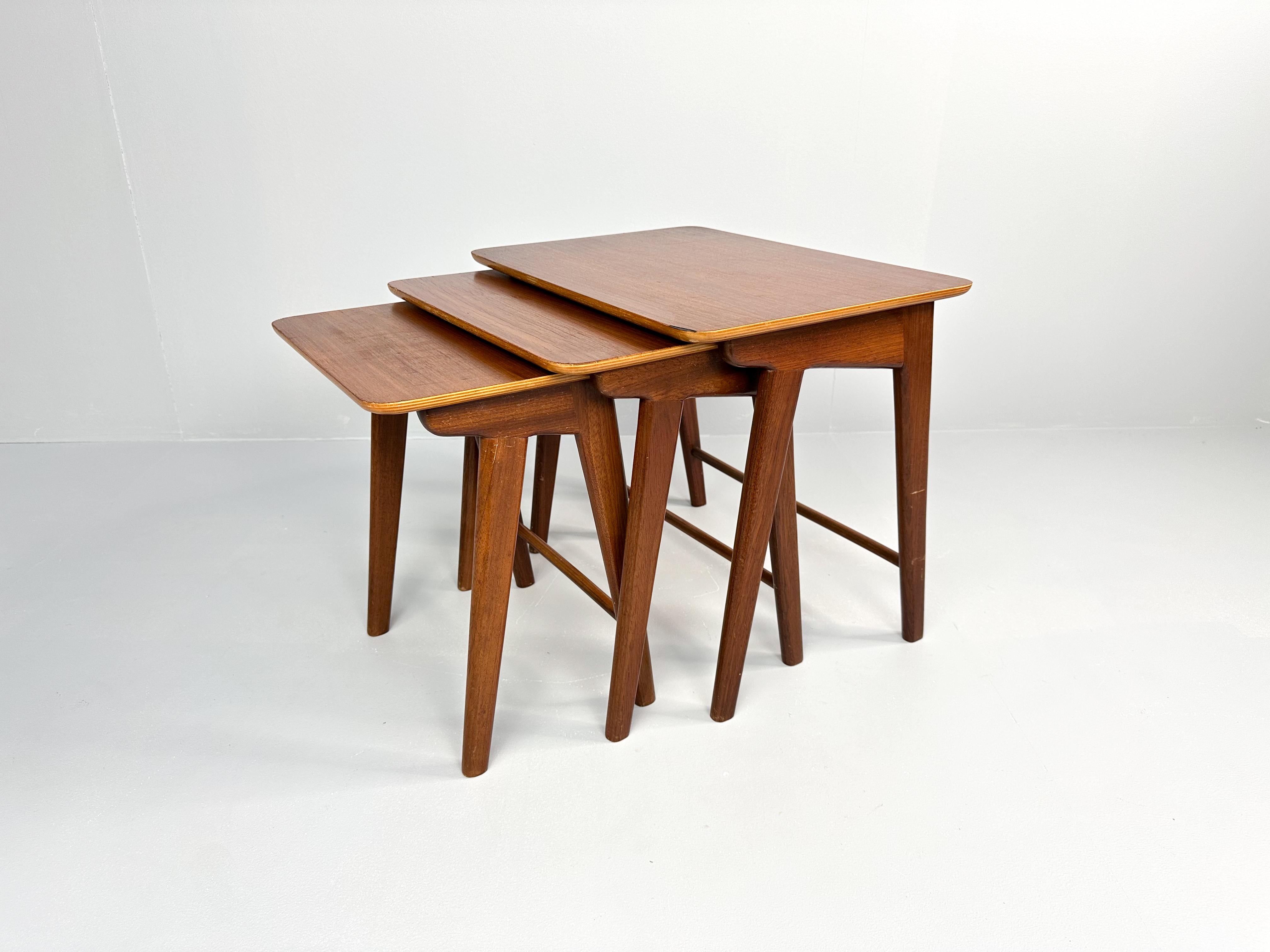 Un tavolino retro in teak della metà del XX secolo. Realizzato nei Paesi Bassi negli anni '60. I tavoli sono generalmente in buone condizioni d'epoca e presentano alcuni segni di usura e invecchiamento.

