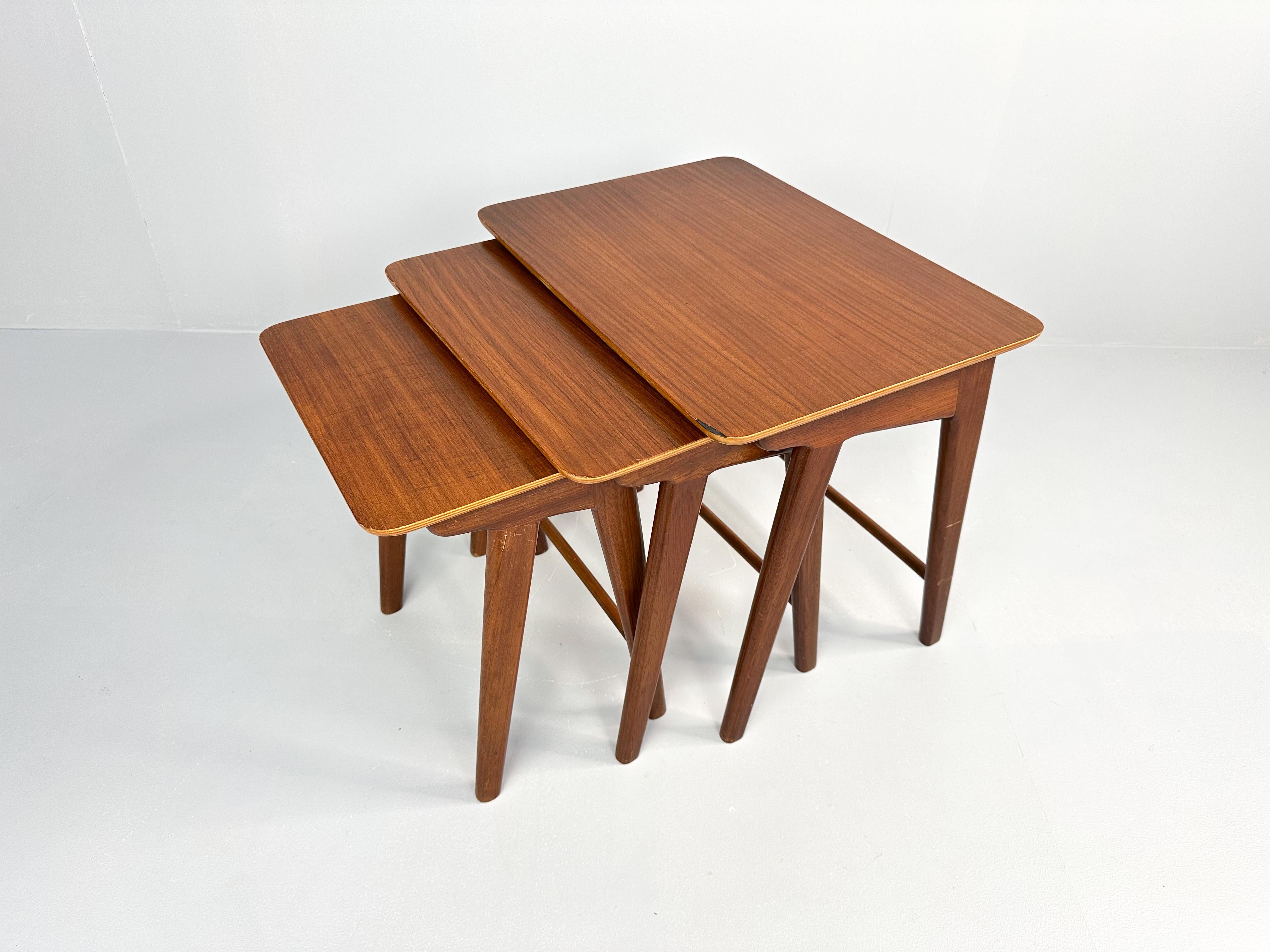 Mid-Century moderno Tavoli nido a 3 pezzi in teak della metà del secolo scorso - Paesi Bassi, anni '60 in vendita