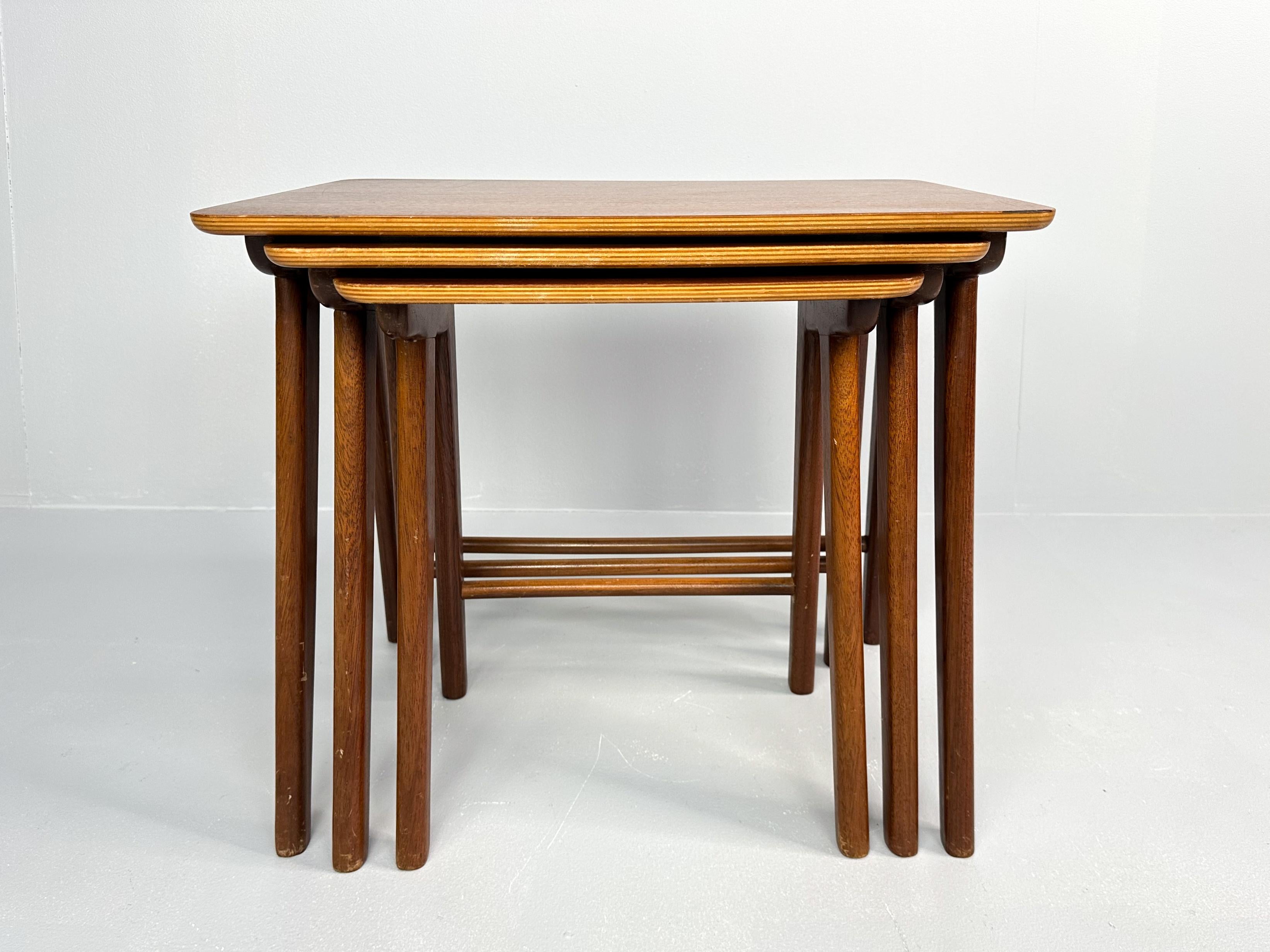 Europeo Tavoli nido a 3 pezzi in teak della metà del secolo scorso - Paesi Bassi, anni '60 in vendita