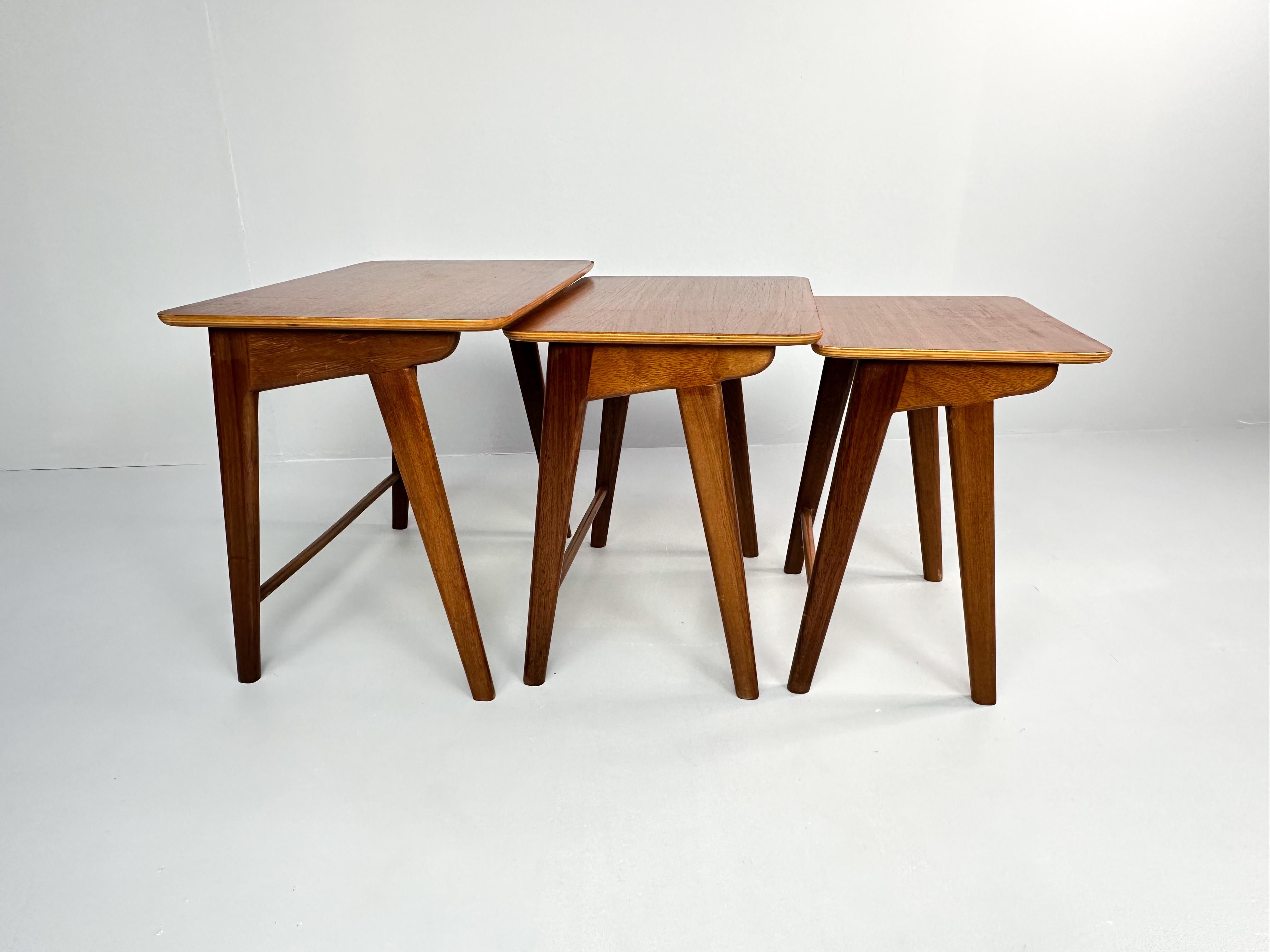 Tavoli nido a 3 pezzi in teak della metà del secolo scorso - Paesi Bassi, anni '60 In condizioni buone in vendita a BERKEL EN RODENRIJS, NL