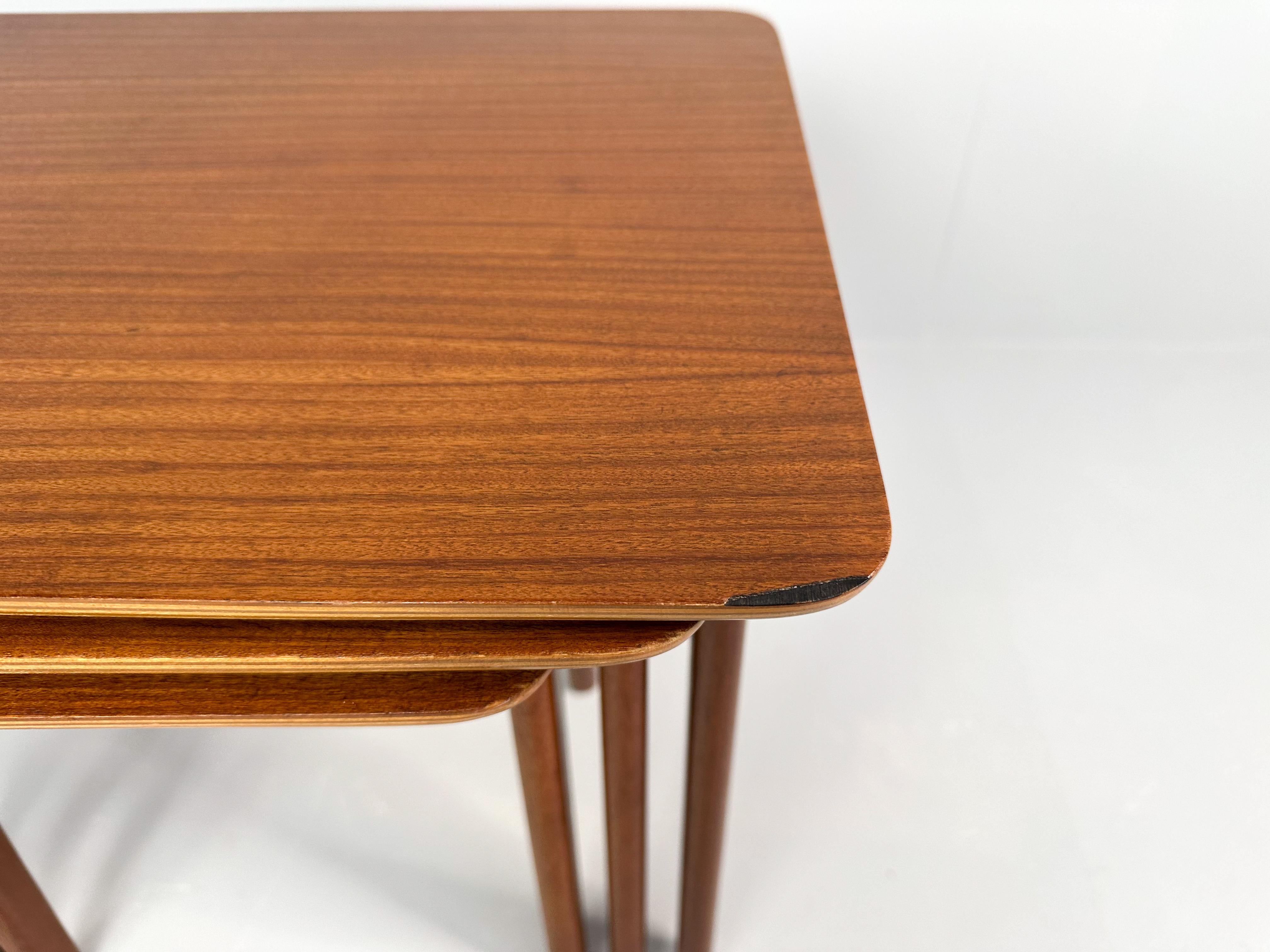 Metà XX secolo Tavoli nido a 3 pezzi in teak della metà del secolo scorso - Paesi Bassi, anni '60 in vendita