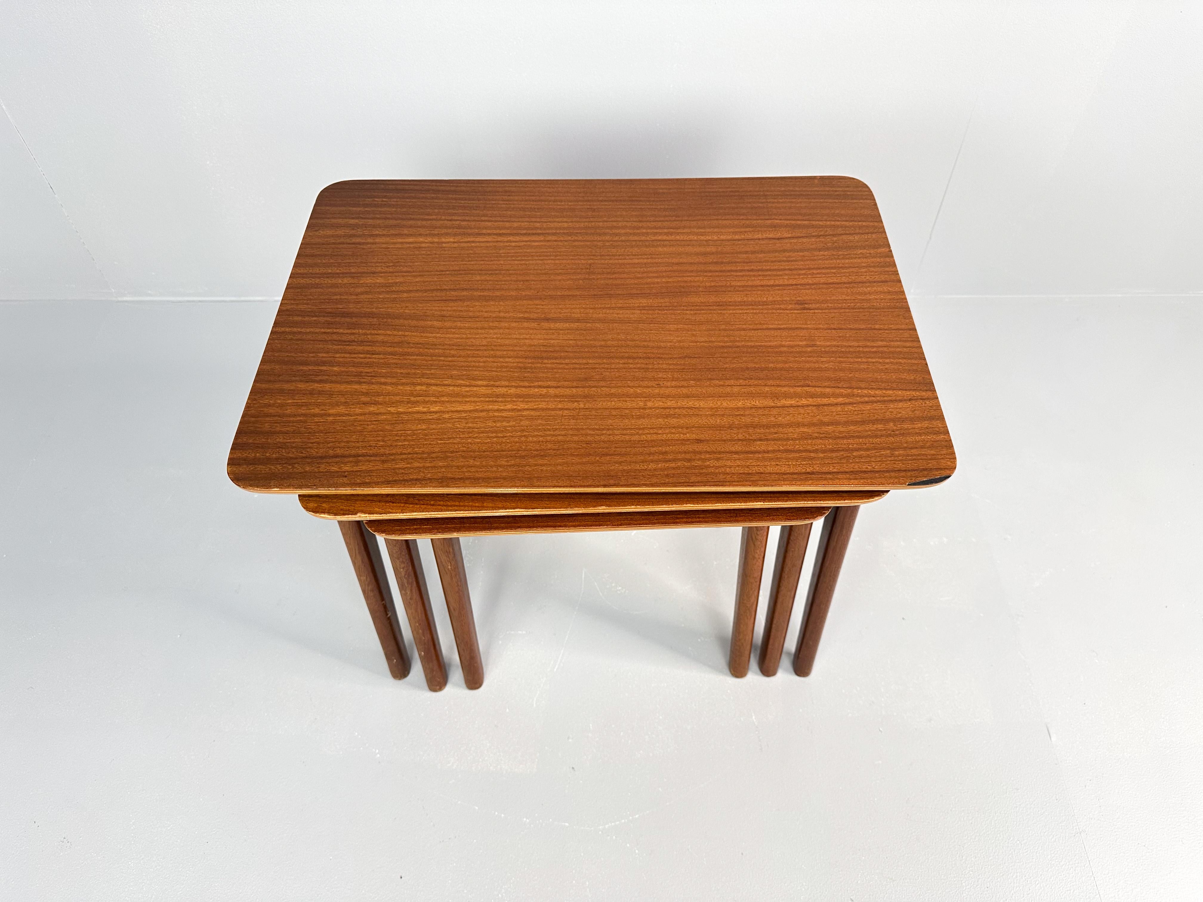 Teak Tavoli nido a 3 pezzi in teak della metà del secolo scorso - Paesi Bassi, anni '60 in vendita