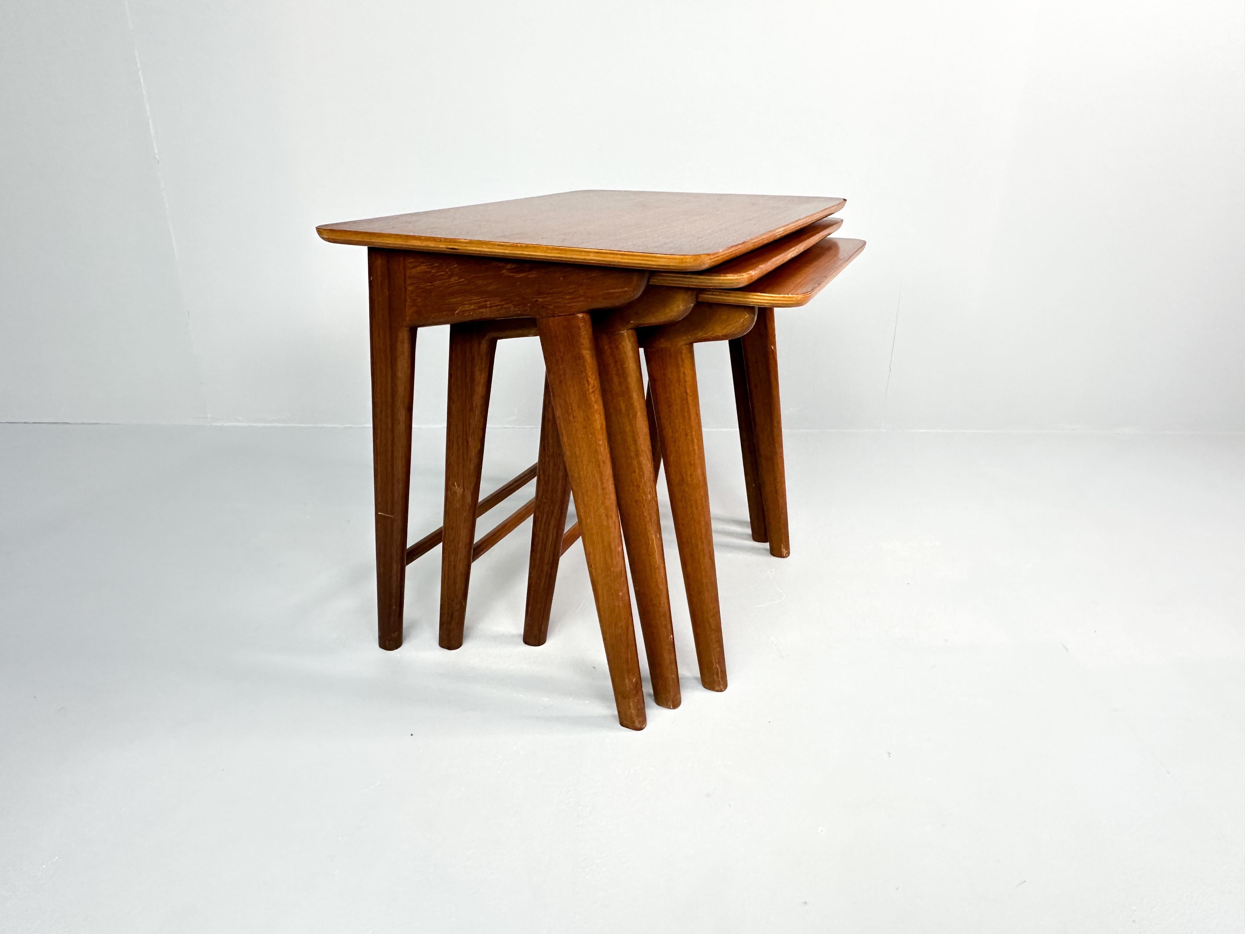 Tavoli nido a 3 pezzi in teak della metà del secolo scorso - Paesi Bassi, anni '60 in vendita 1