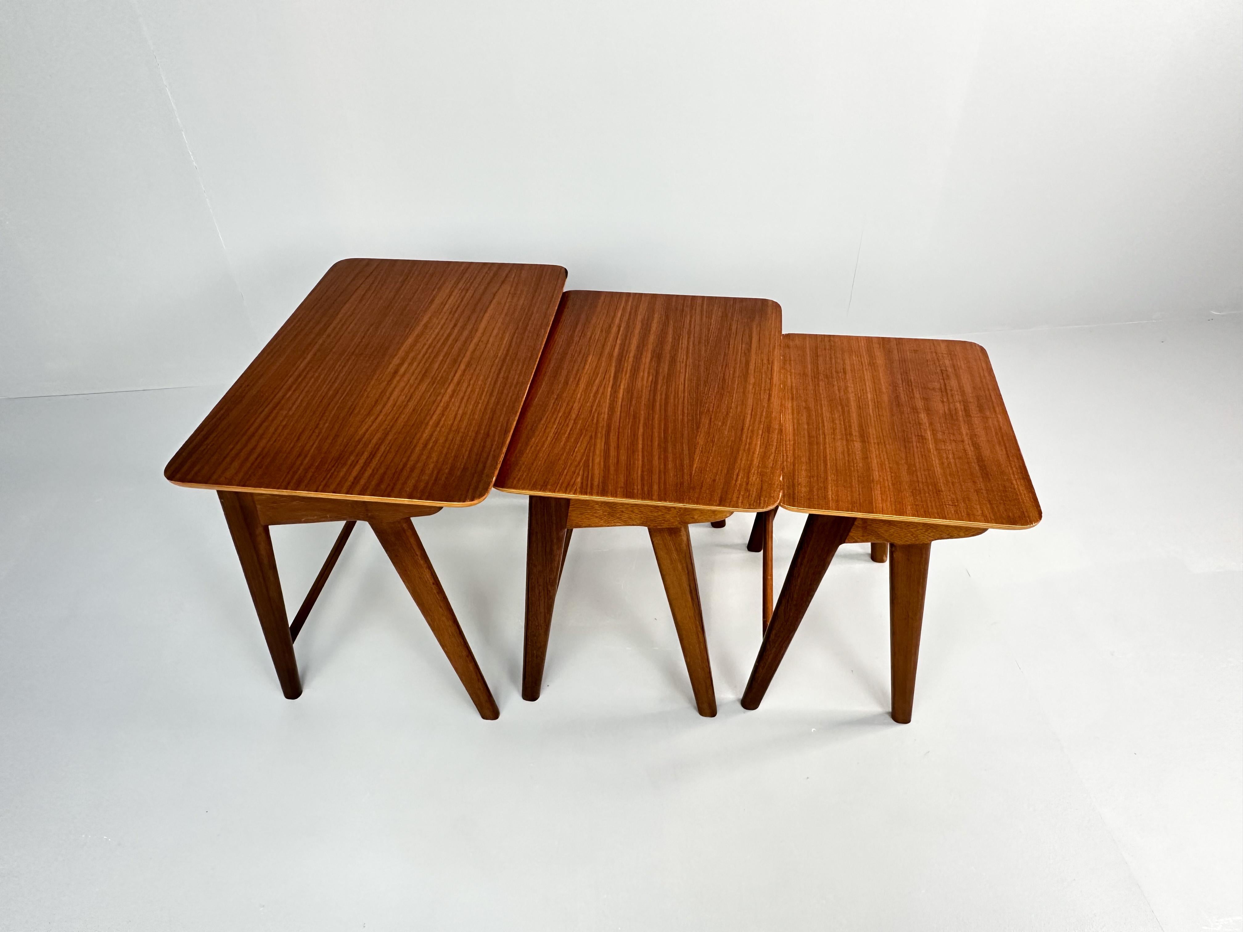 Tavoli nido a 3 pezzi in teak della metà del secolo scorso - Paesi Bassi, anni '60 in vendita 2
